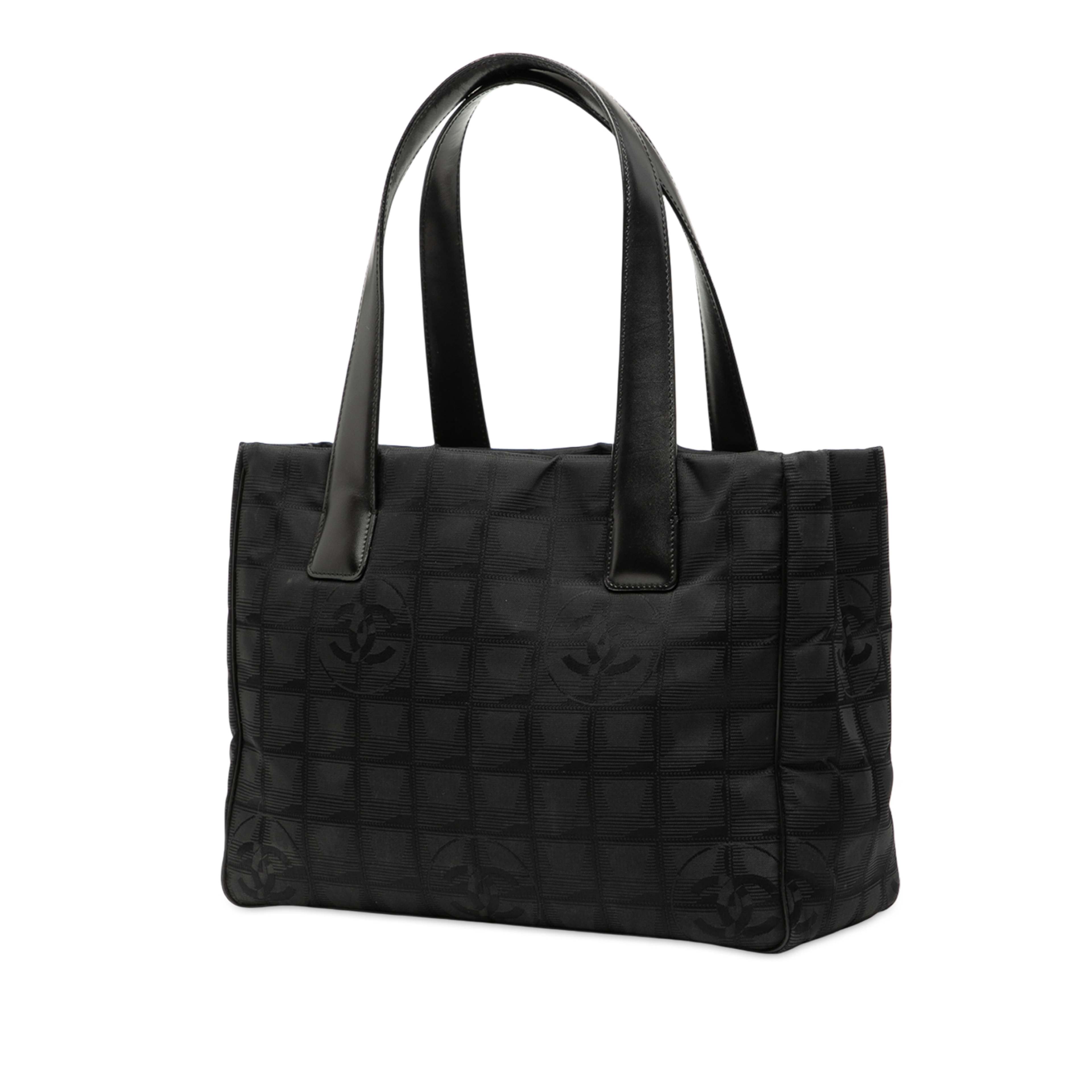 Chanel New Travel Line Nylon Tote, från Luxclusif, i färgen black. Klicka för att öppna bilden i stort format