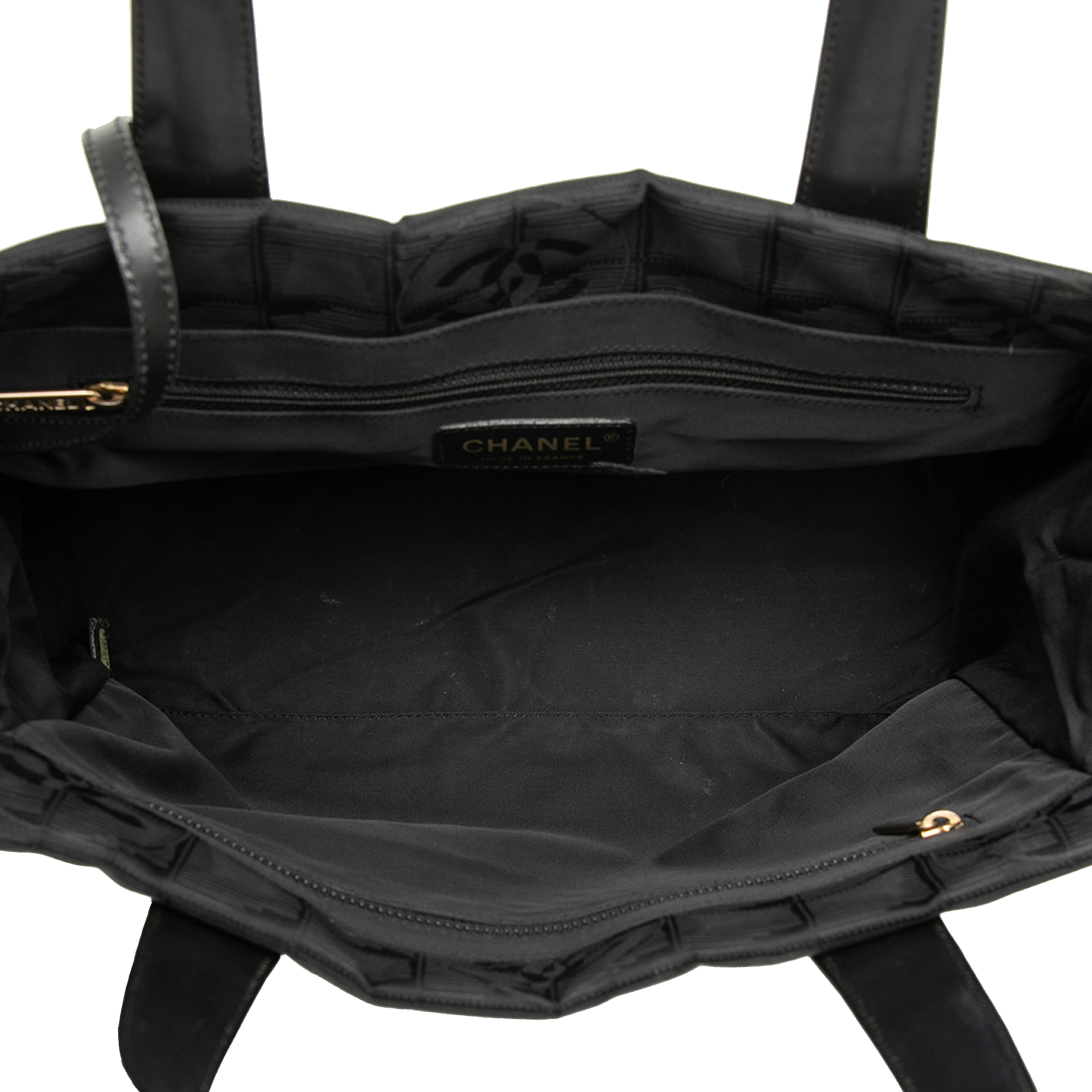 Chanel New Travel Line Nylon Tote, från Luxclusif, i färgen black. Klicka för att öppna bilden i stort format