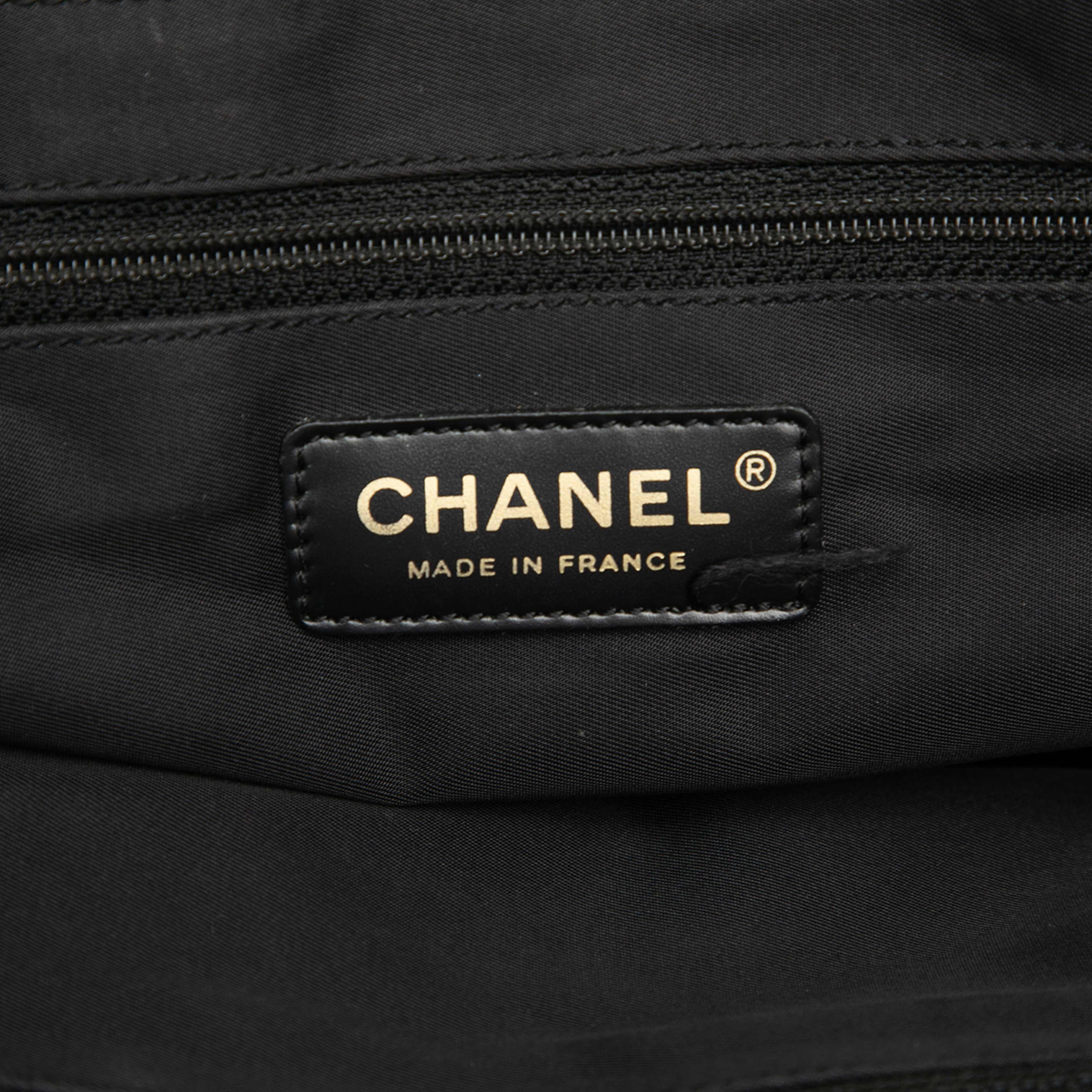 Chanel New Travel Line Nylon Tote, från Luxclusif, i färgen black. Klicka för att öppna bilden i stort format