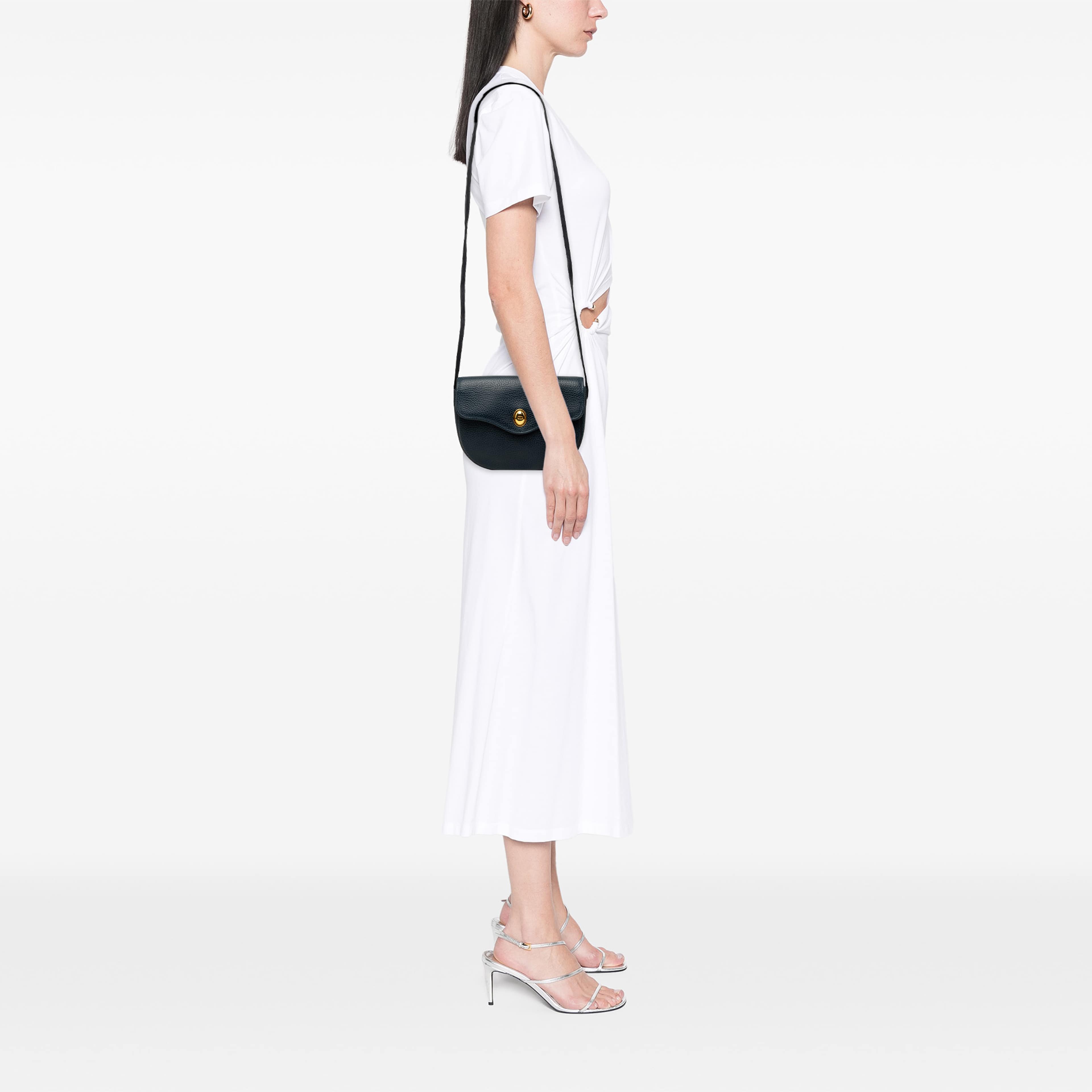 Dior Grained Calfskin Crossbody, från Luxclusif, i färgen blå. Klicka för att öppna bilden i stort format