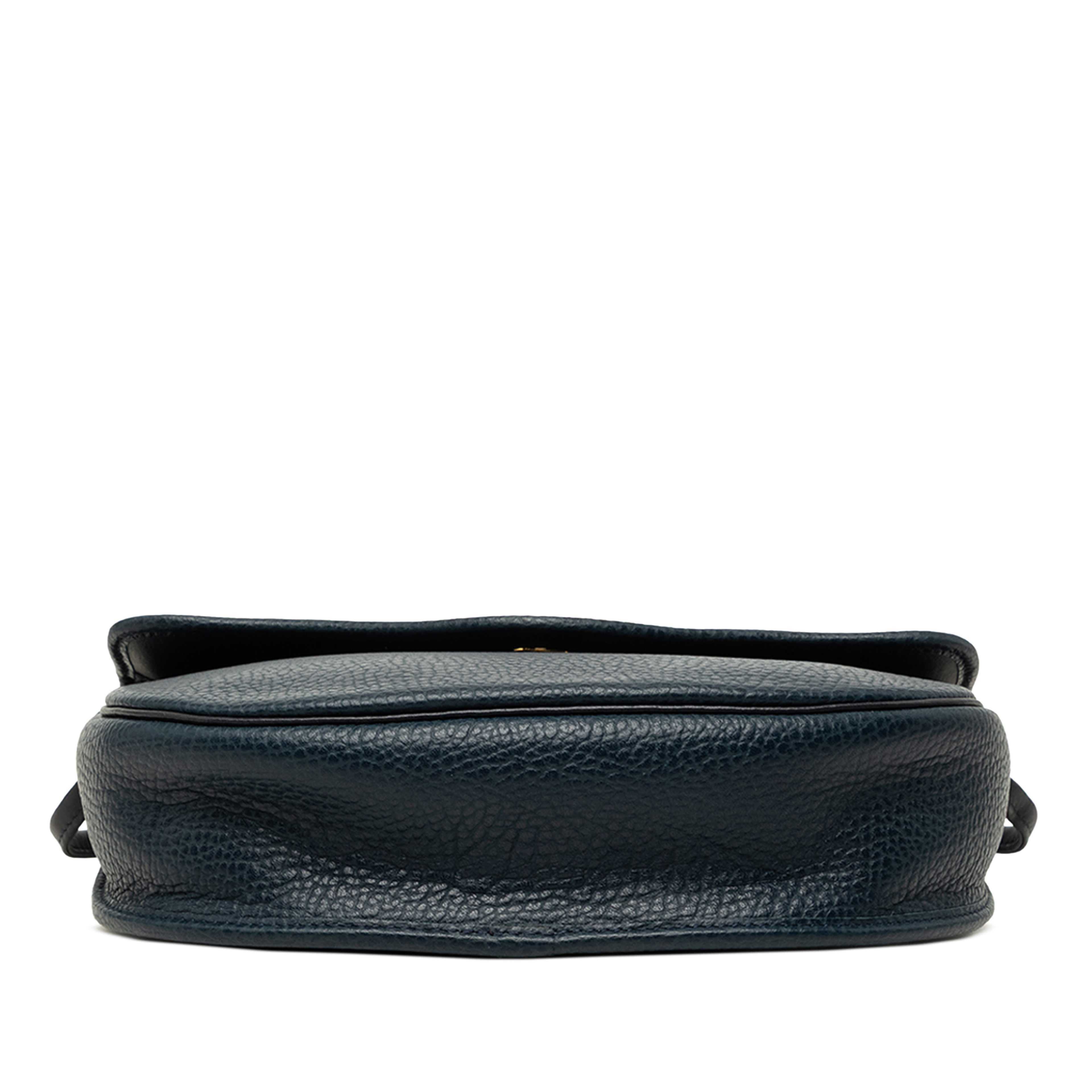 Dior Grained Calfskin Crossbody, från Luxclusif, i färgen blå. Klicka för att öppna bilden i stort format