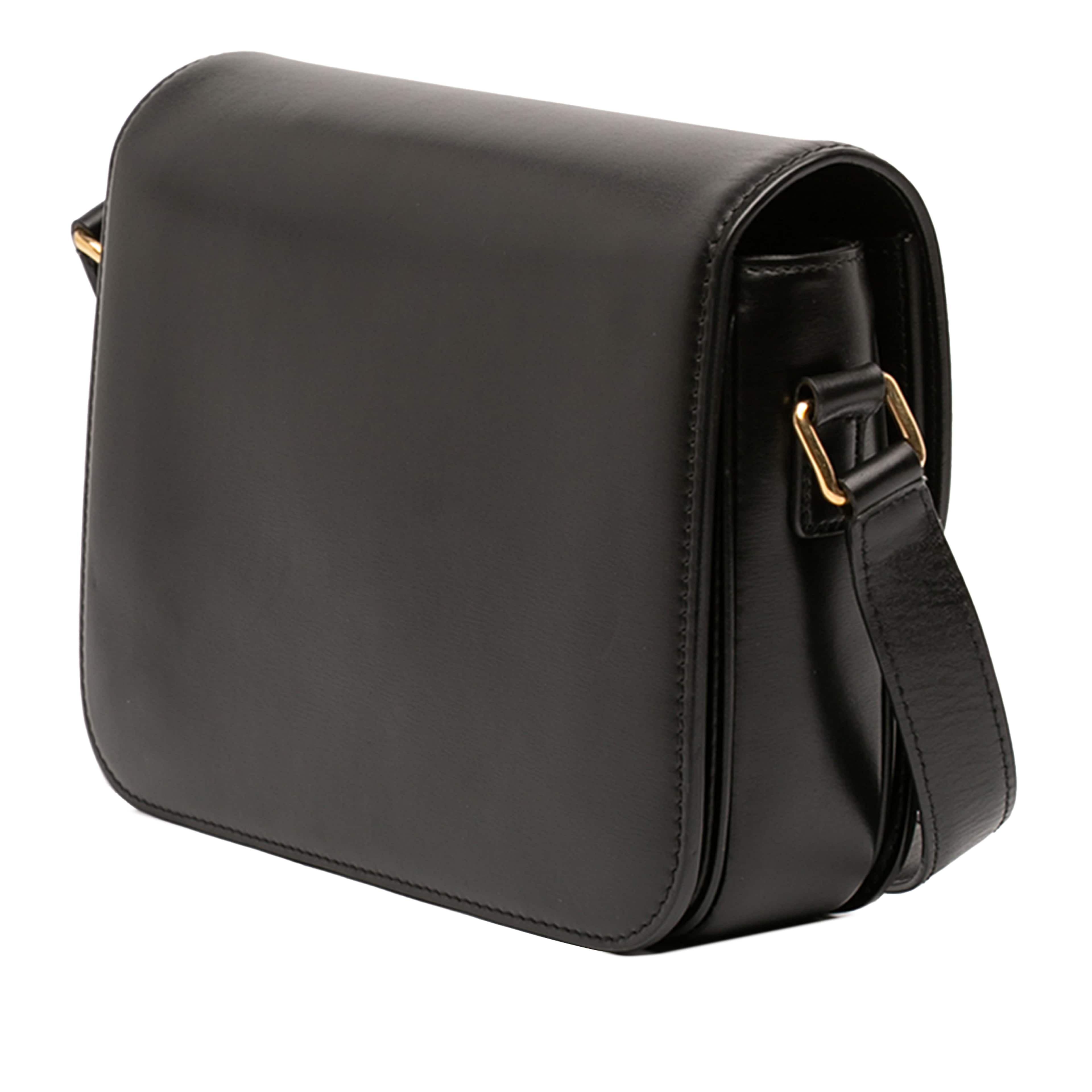Celine Classique Shiny Calfskin Triomphe Crossbody, från Luxclusif, i färgen black. Klicka för att öppna bilden i stort format