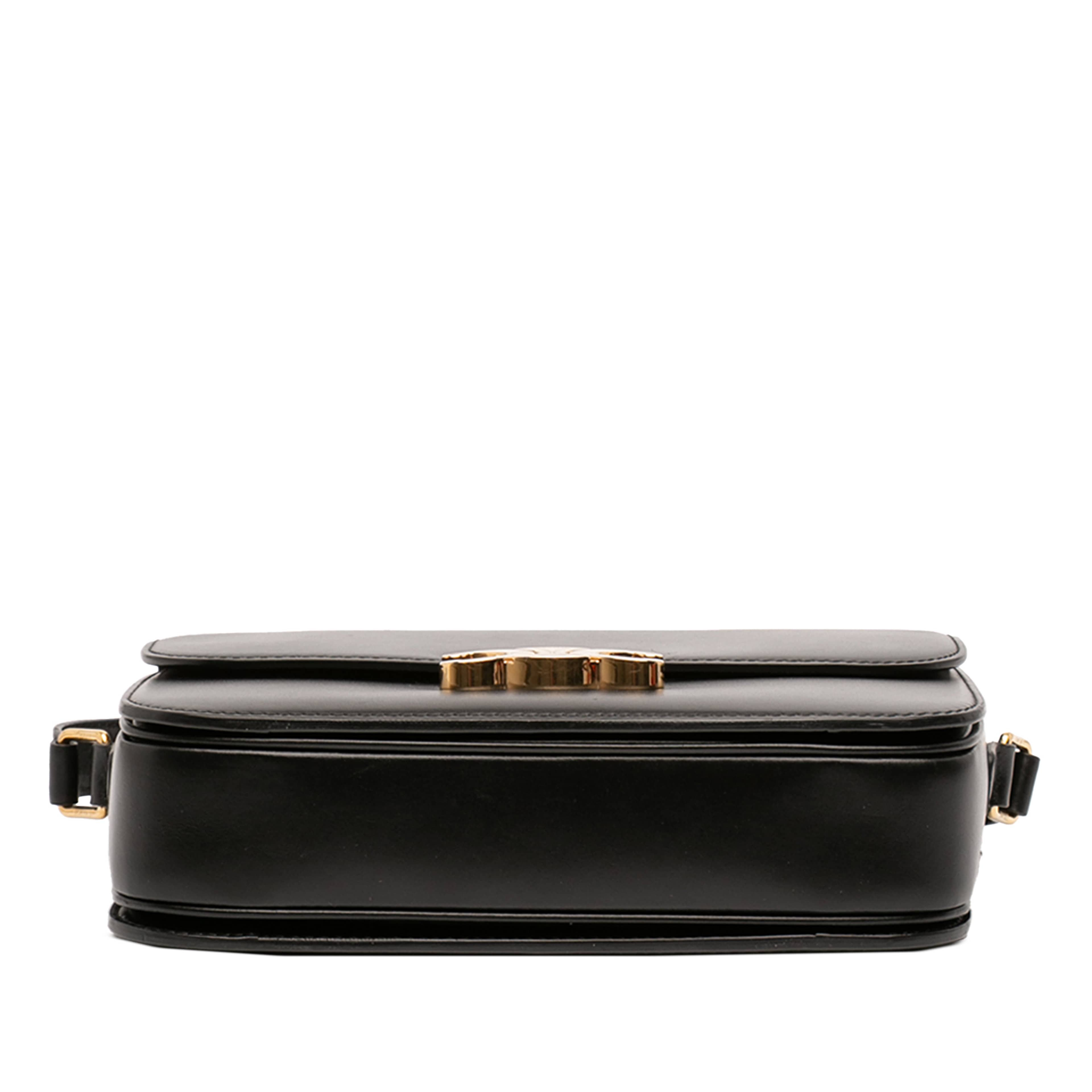 Celine Classique Shiny Calfskin Triomphe Crossbody, från Luxclusif, i färgen black. Klicka för att öppna bilden i stort format