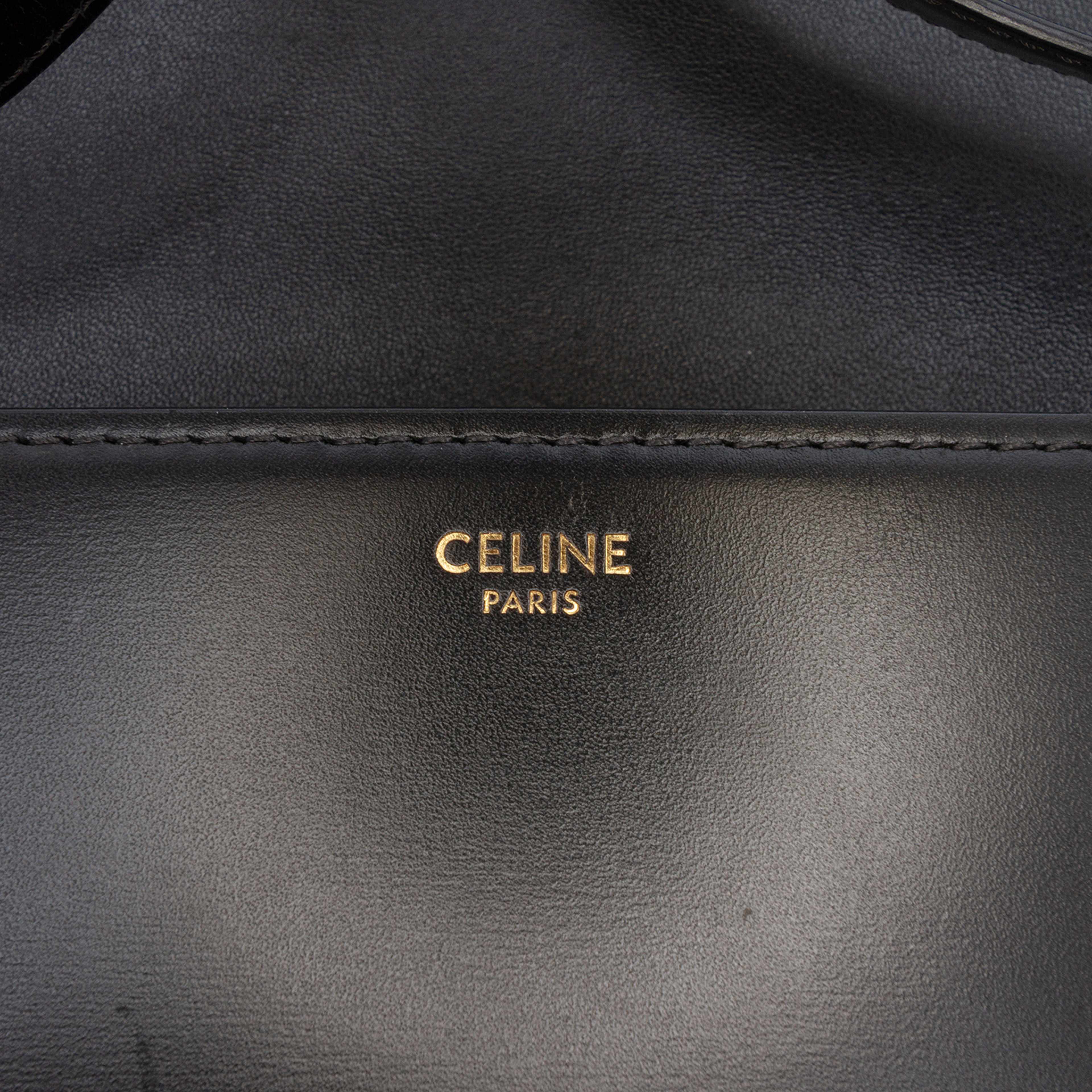 Celine Classique Shiny Calfskin Triomphe Crossbody, från Luxclusif, i färgen black. Klicka för att öppna bilden i stort format