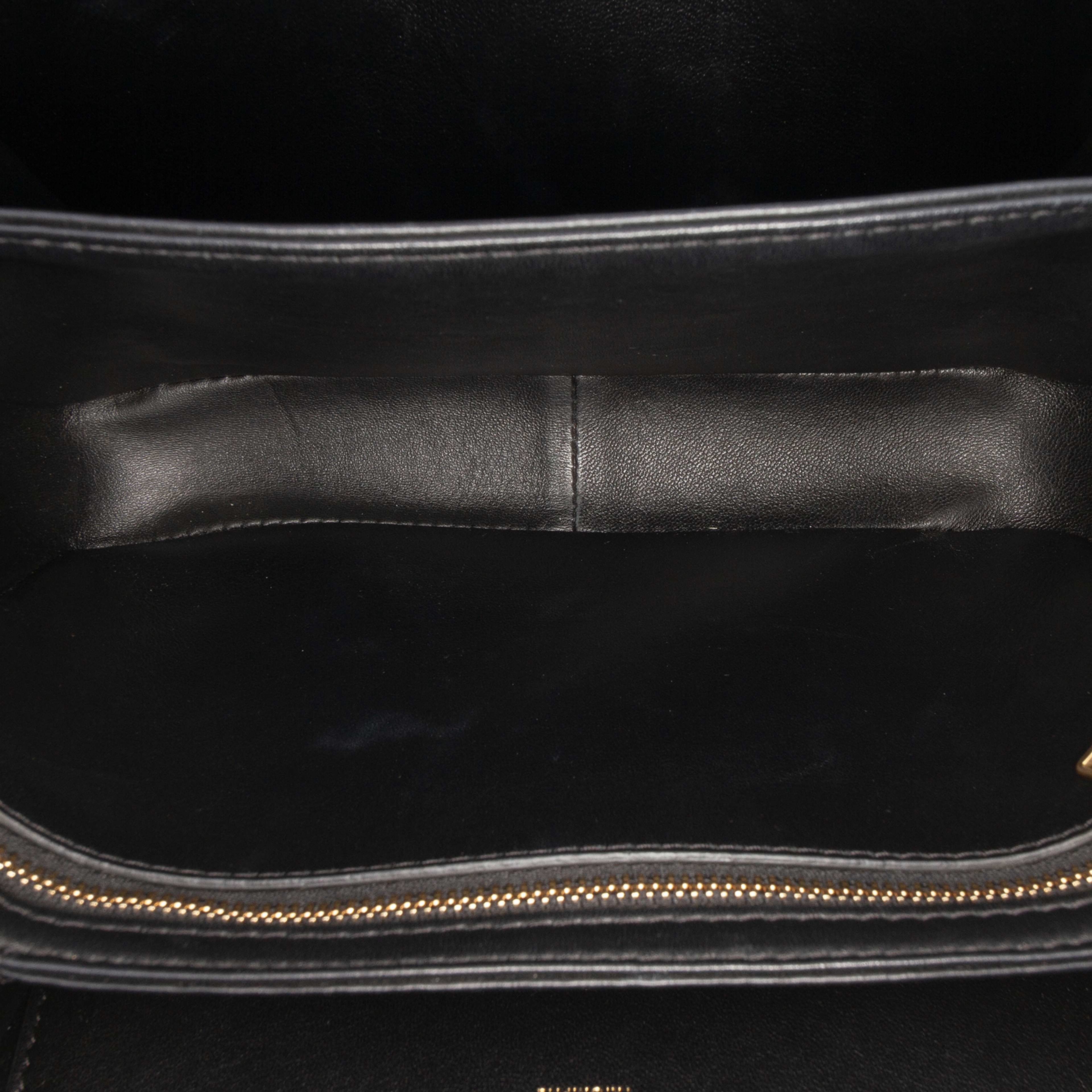 Celine Classique Shiny Calfskin Triomphe Crossbody, från Luxclusif, i färgen black. Klicka för att öppna bilden i stort format