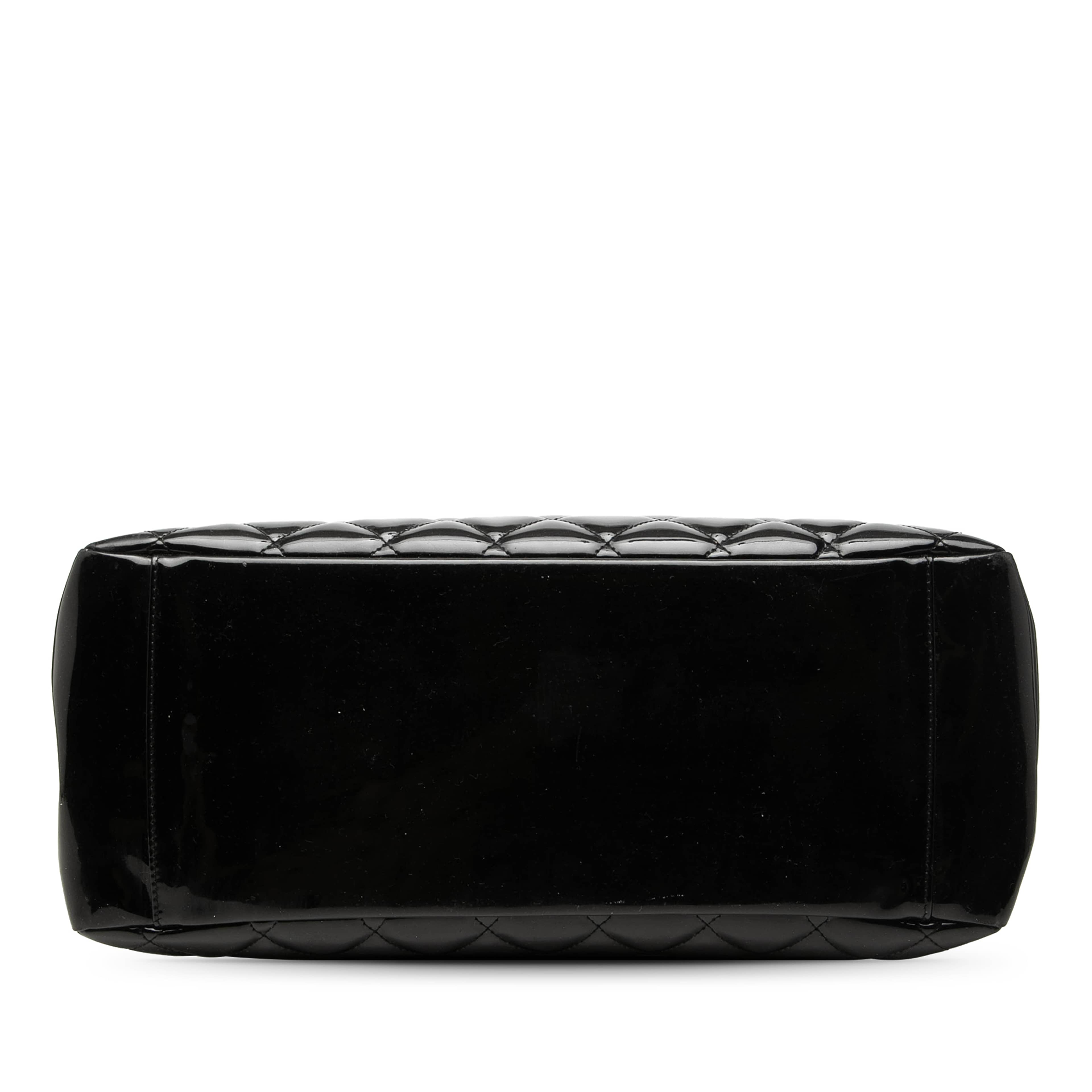 Chanel Patent Grand Shopping Tote, från Luxclusif, i färgen svart. Klicka för att öppna bilden i stort format