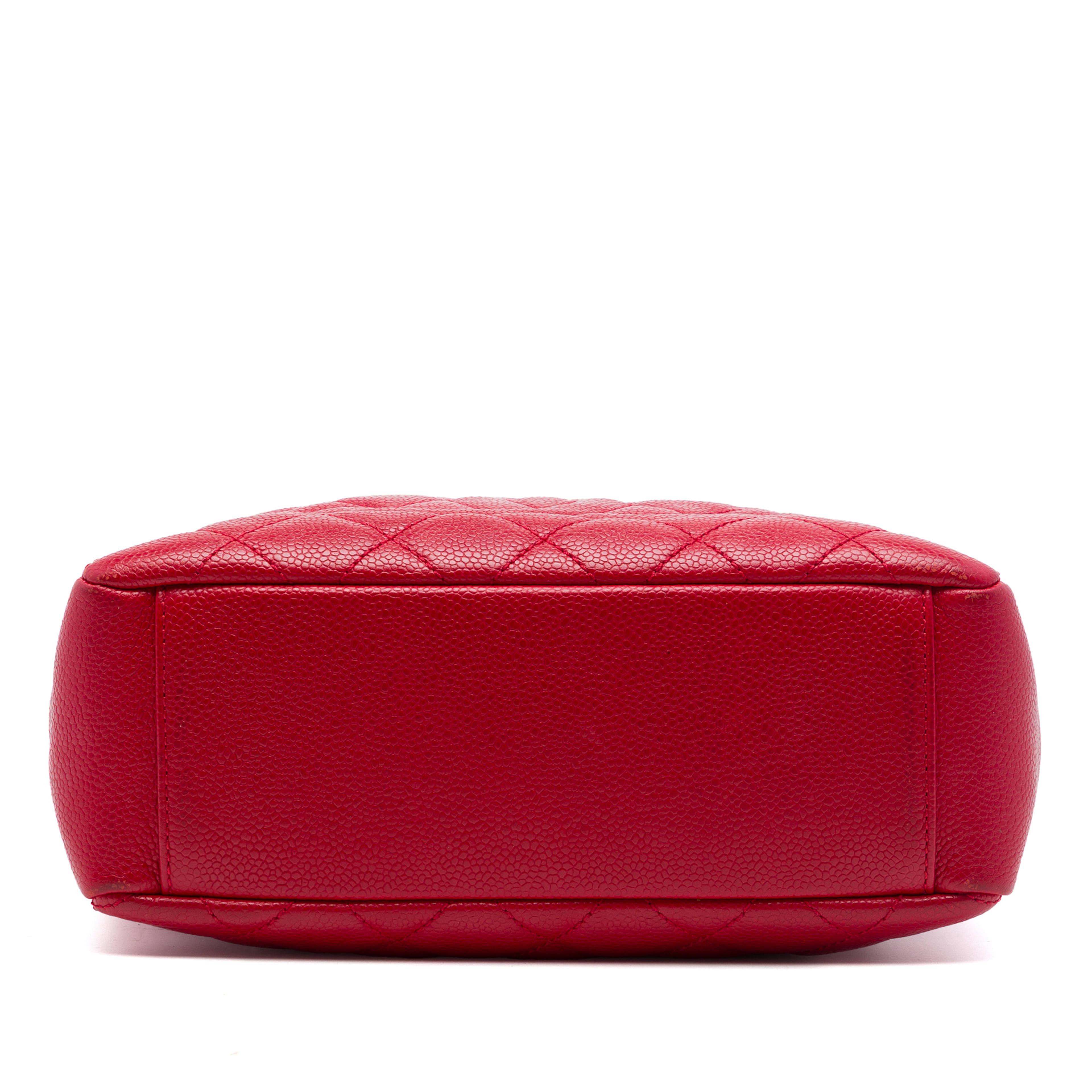 Chanel Caviar Petite Shopping Tote, från Luxclusif, i färgen röd. Klicka för att öppna bilden i stort format