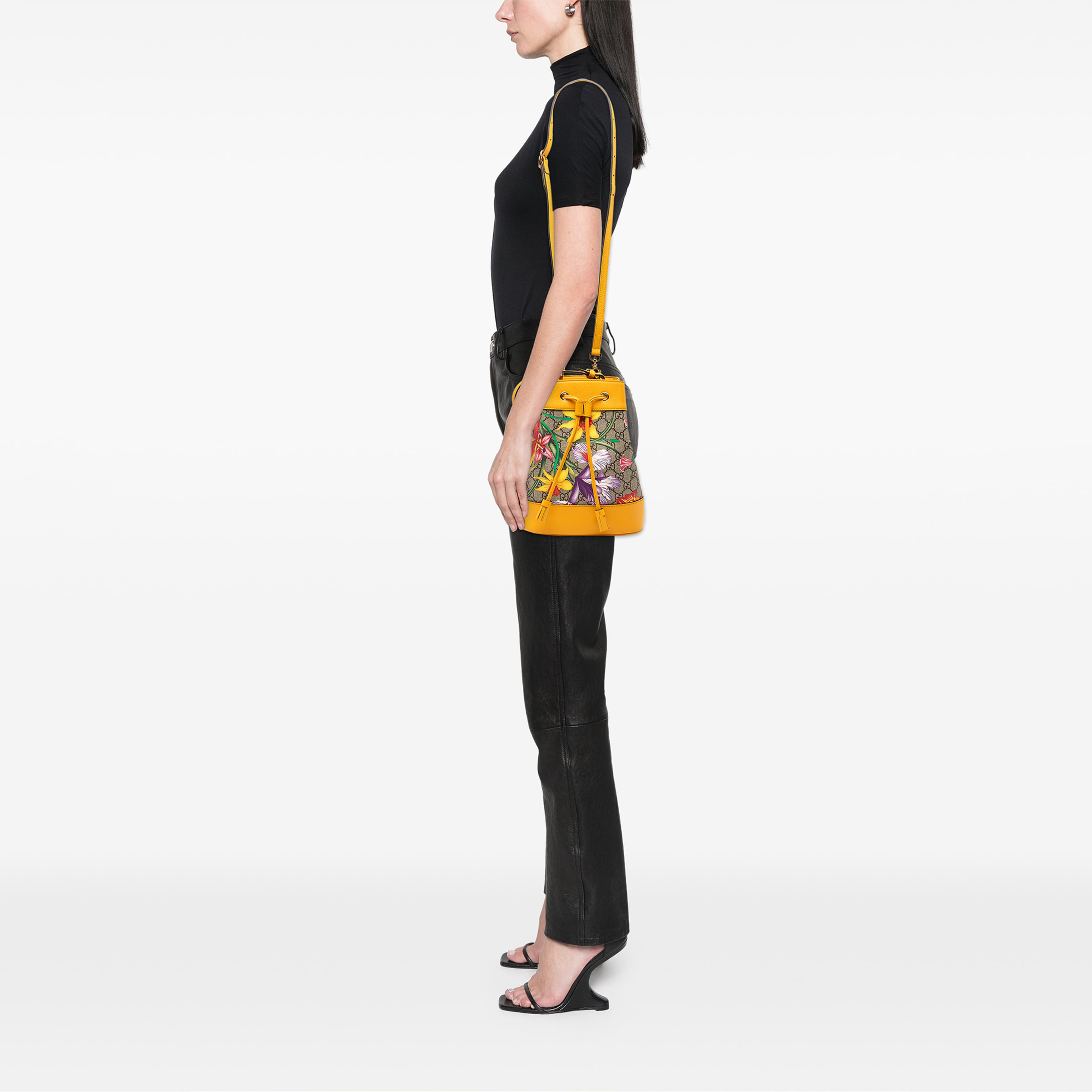 Gucci Small Gg Supreme Flora Ophidia Bucket Bag, från Luxclusif, i färgen gul. Klicka för att öppna bilden i stort format