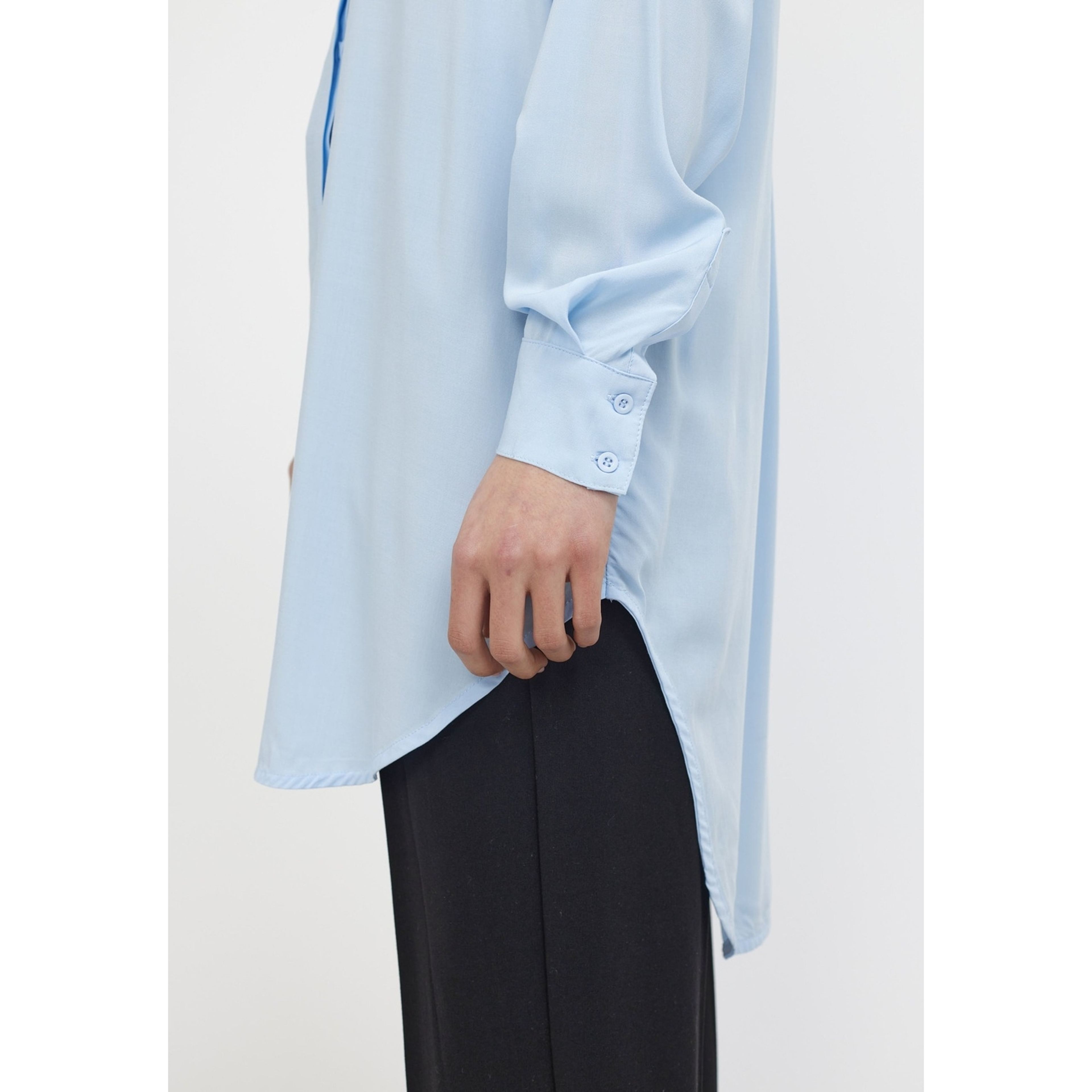 Srabia Midi Skirt, från Soft Rebels, i färgen cashmere blue. Klicka för att öppna bilden i stort format