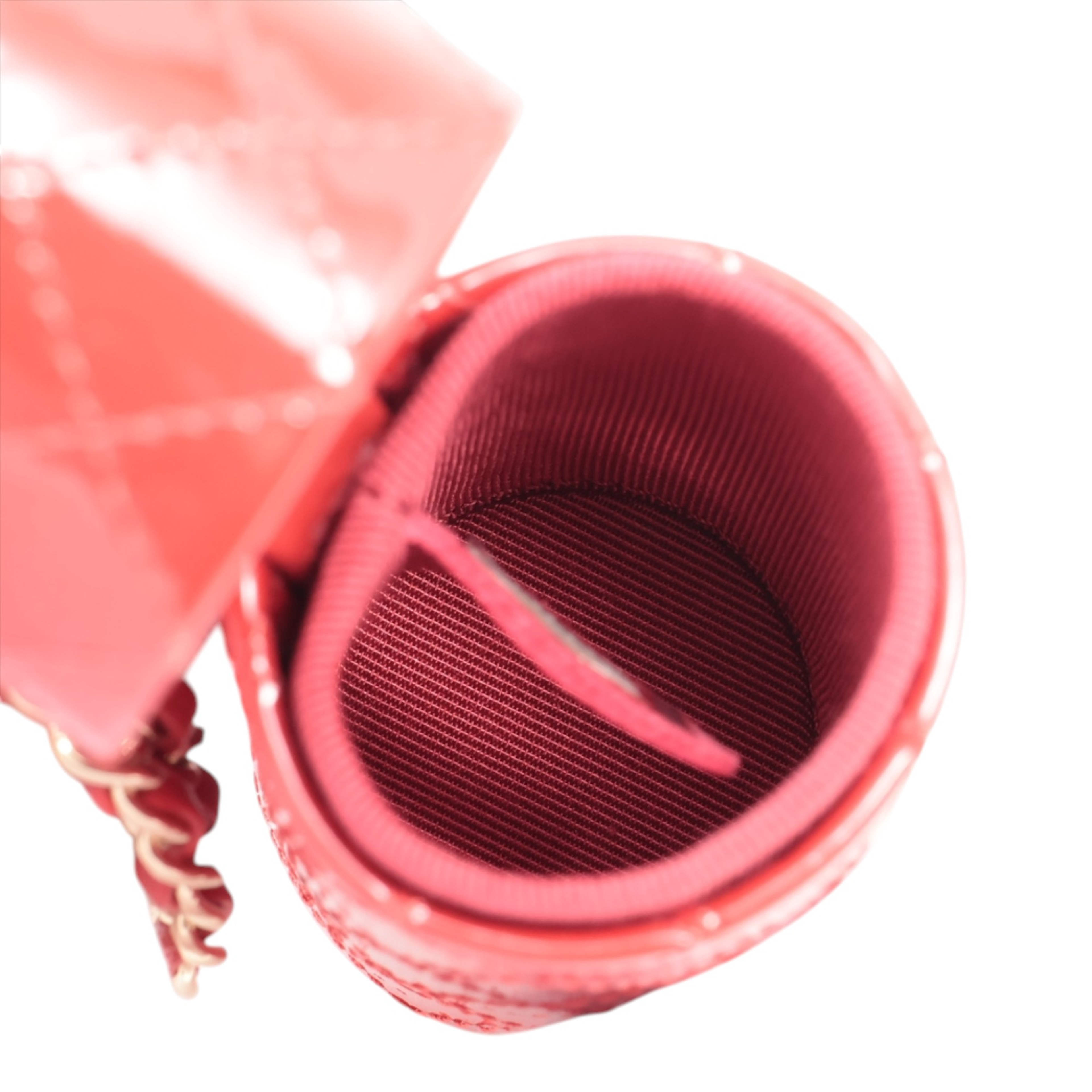 Chanel Cc Quilted Patent Lipstick Case, från Luxclusif, i färgen red. Klicka för att öppna bilden i stort format