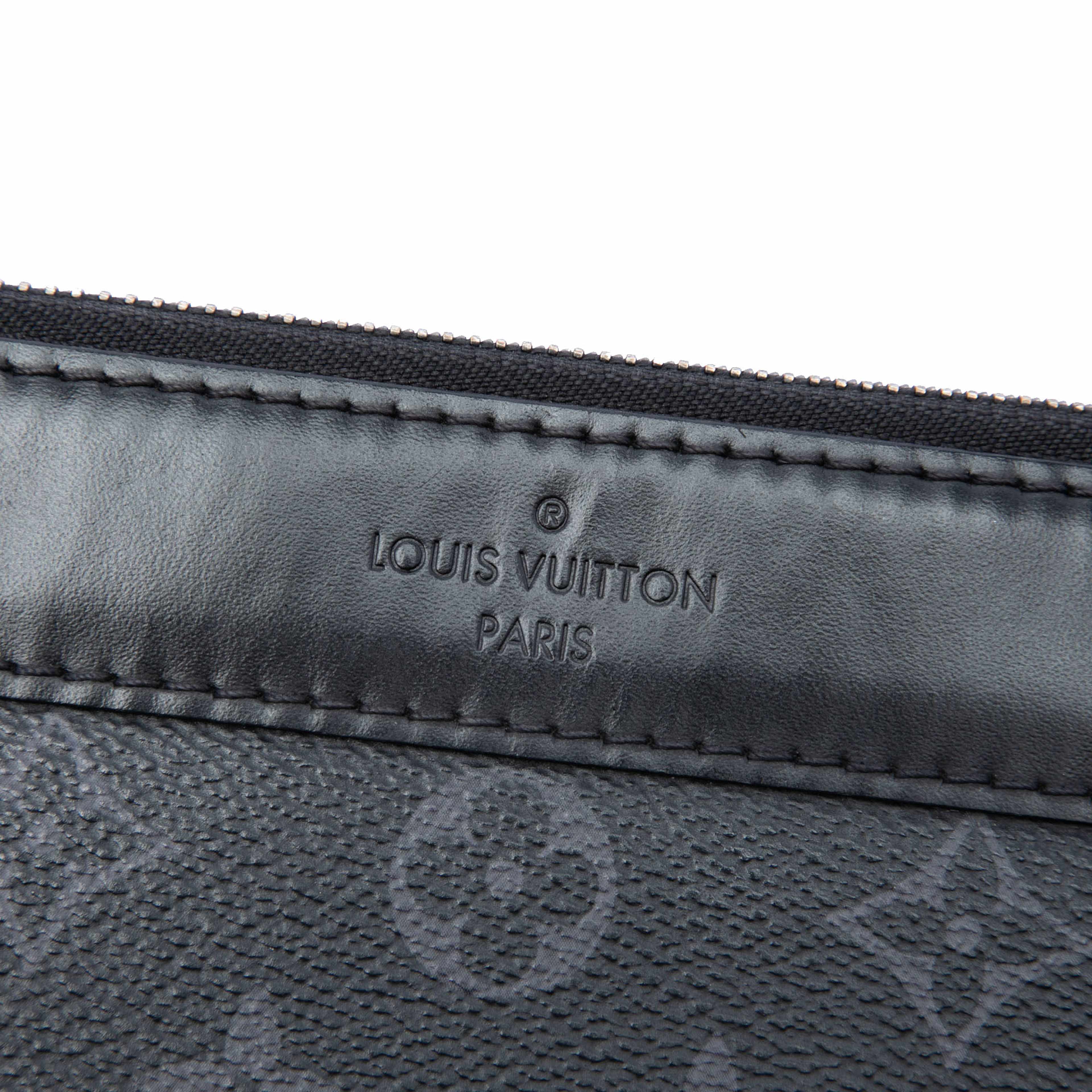 Louis Vuitton Monogram Eclipse Discovery Pochette Gm, från Luxclusif, i färgen svart. Klicka för att öppna bilden i stort format