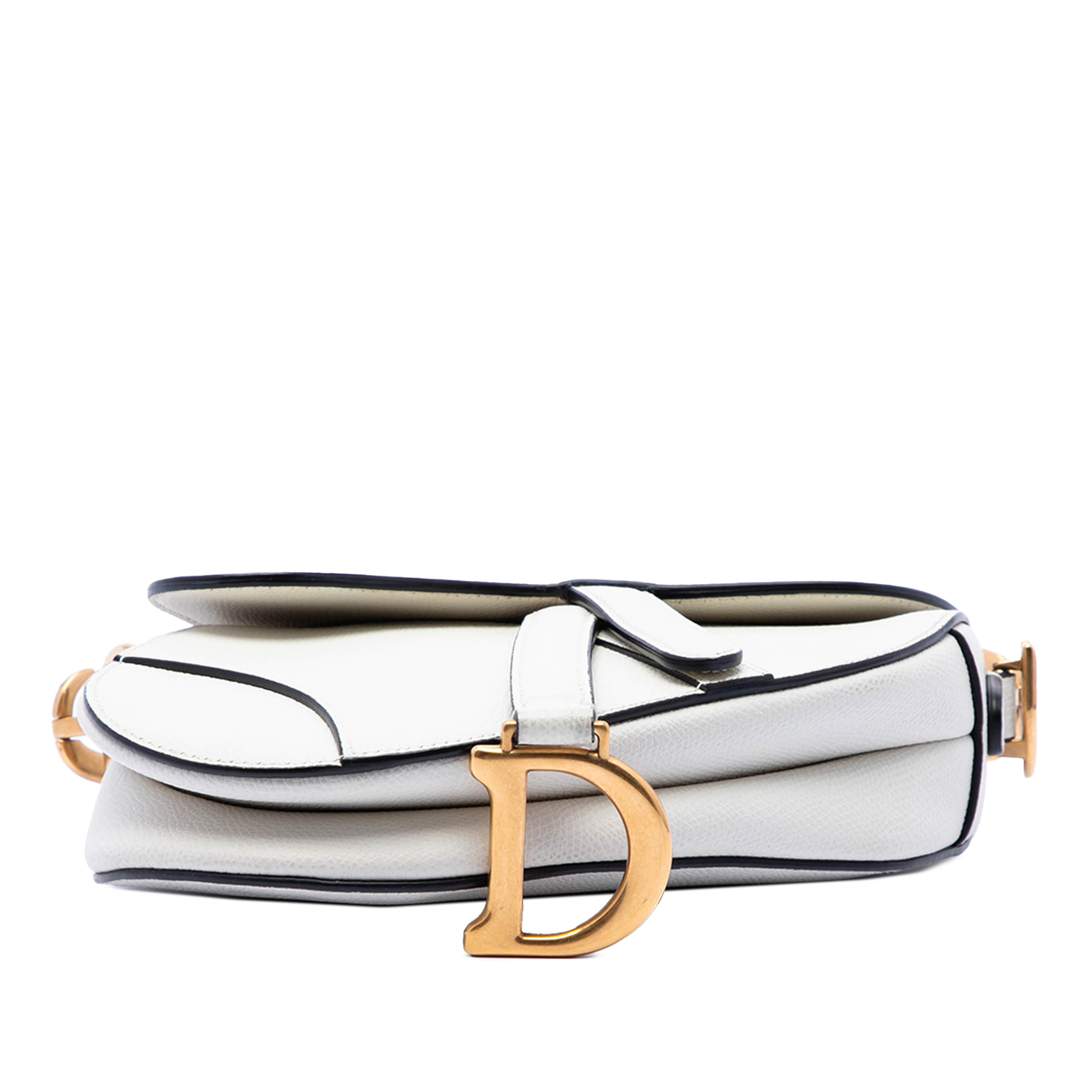 Dior Mini Grained Calfskin Saddle Bag, från Luxclusif, i färgen white. Klicka för att öppna bilden i stort format