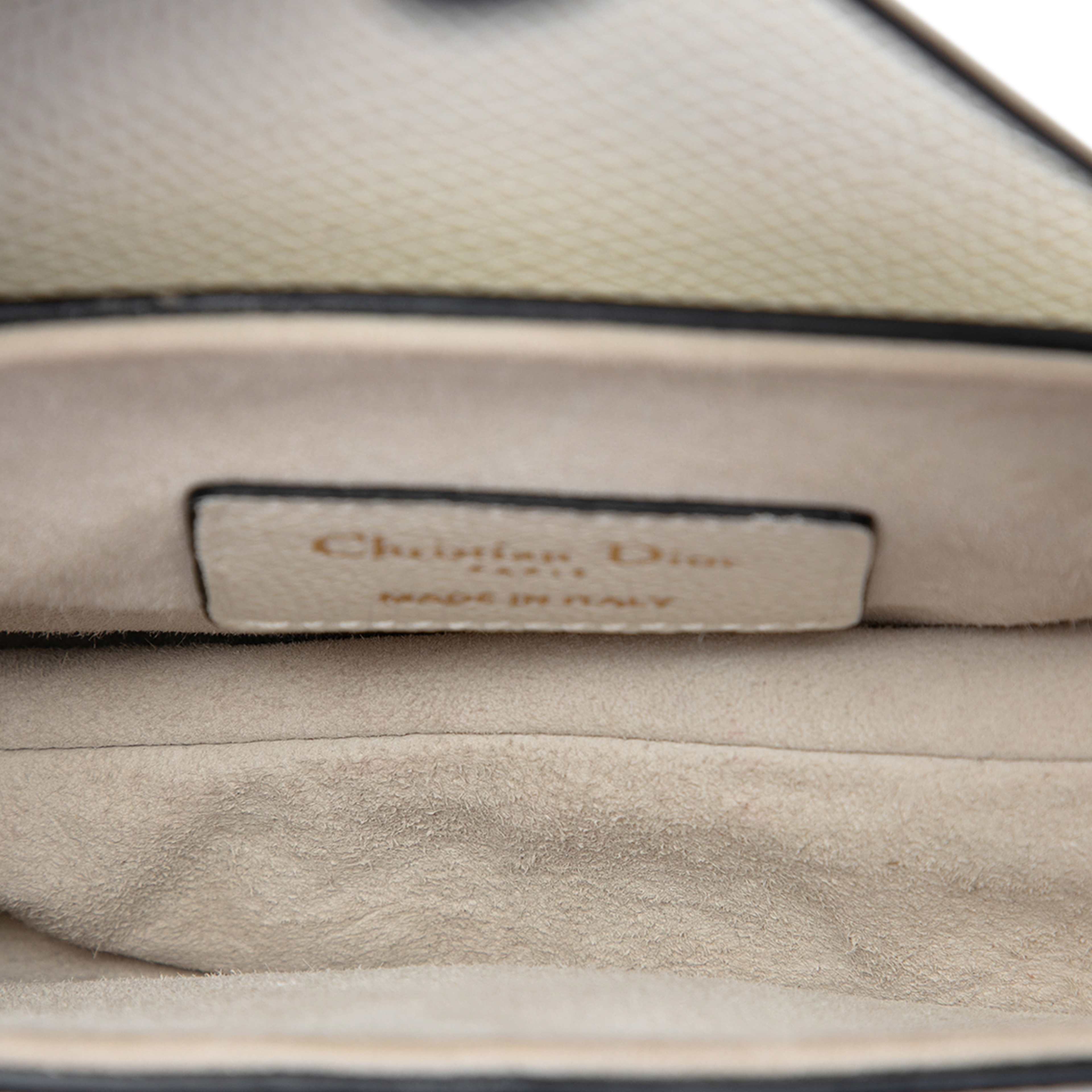 Dior Mini Grained Calfskin Saddle Bag, från Luxclusif, i färgen white. Klicka för att öppna bilden i stort format