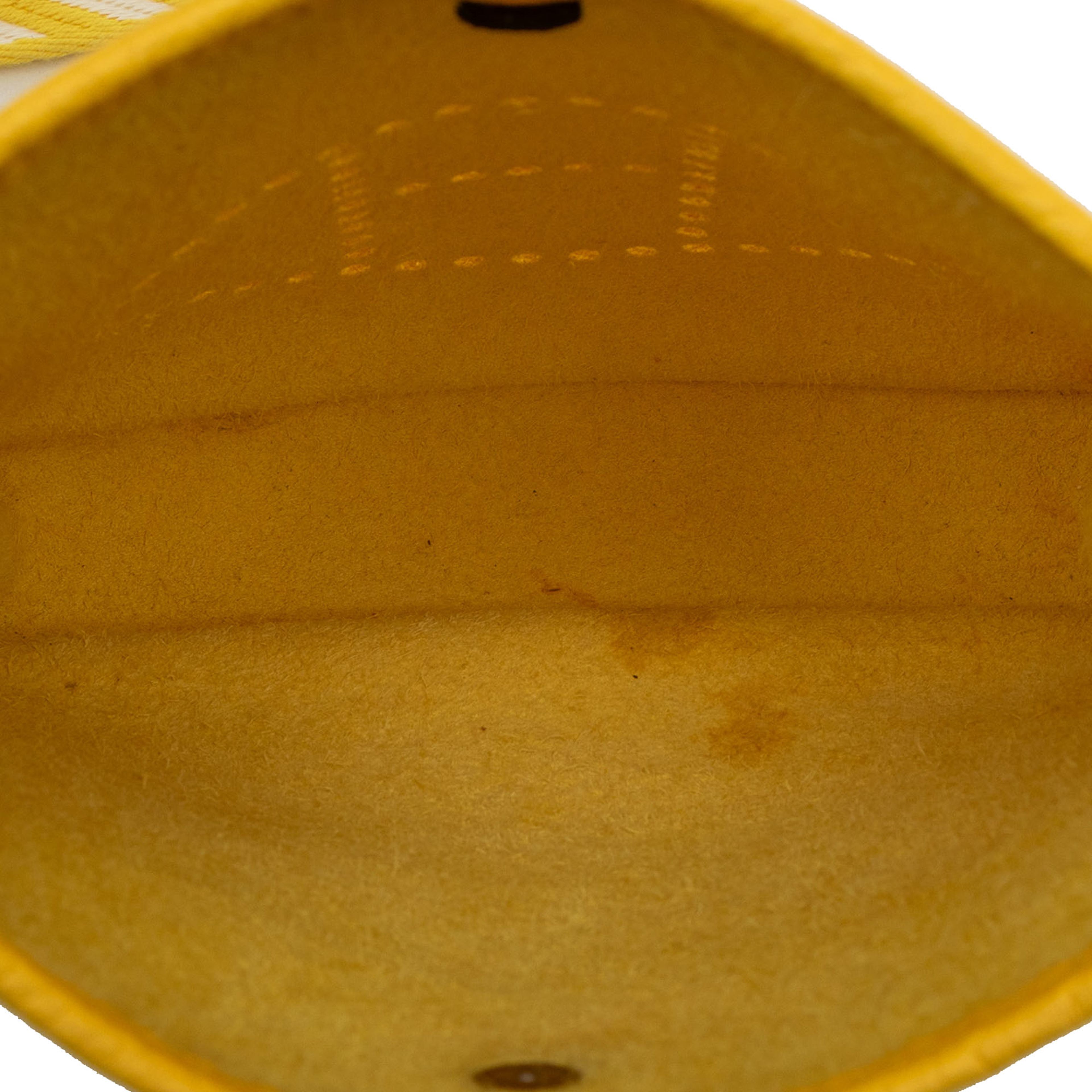 Hermès Clemence Amazone Evelyne Tpm 16, från Luxclusif, i färgen mustard. Klicka för att öppna bilden i stort format