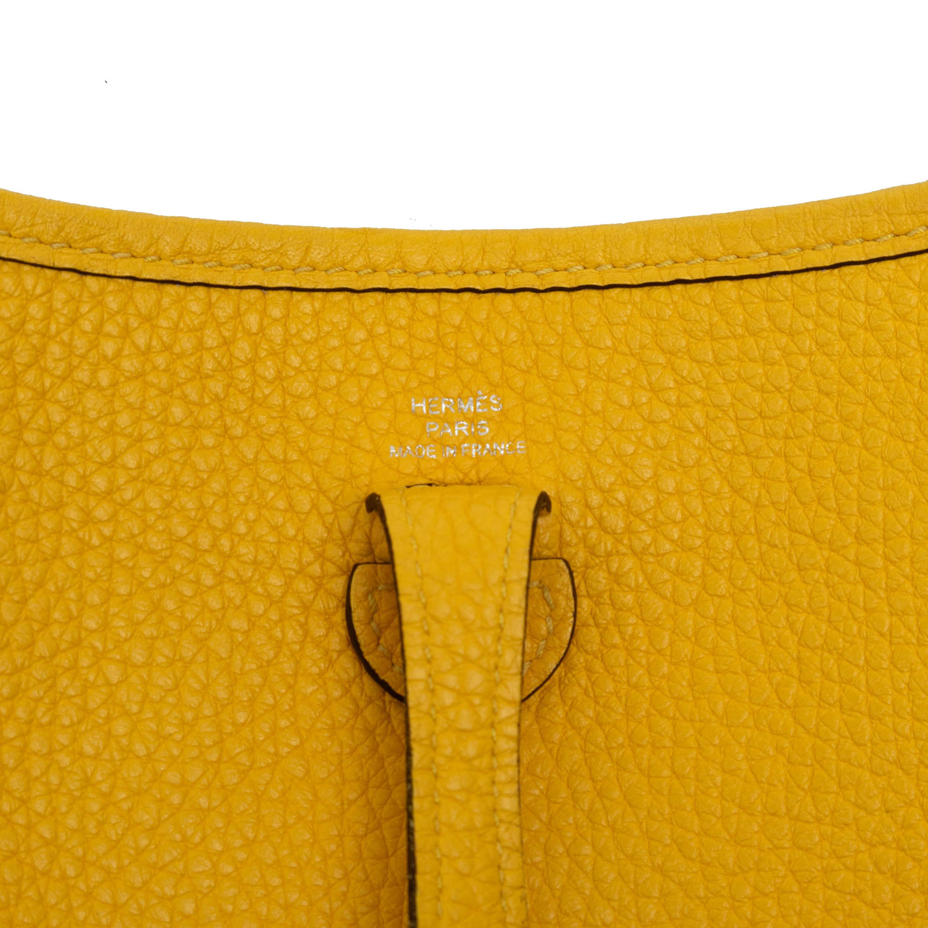 Hermès Clemence Amazone Evelyne Tpm 16, från Luxclusif, i färgen mustard. Klicka för att öppna bilden i stort format