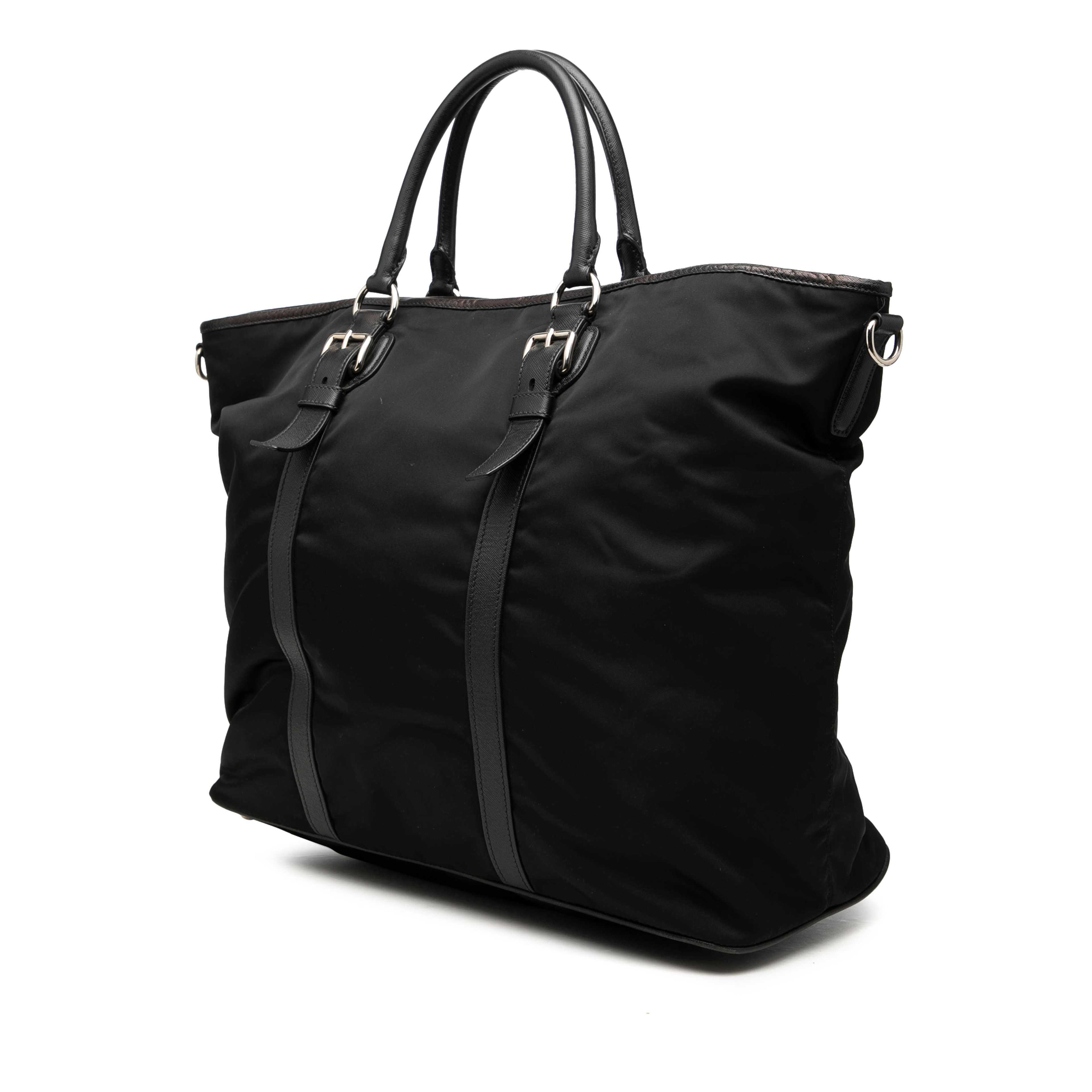 Prada Saffiano Trimmed Tessuto Open Convertible Tote, från Luxclusif, i färgen svart. Klicka för att öppna bilden i stort format