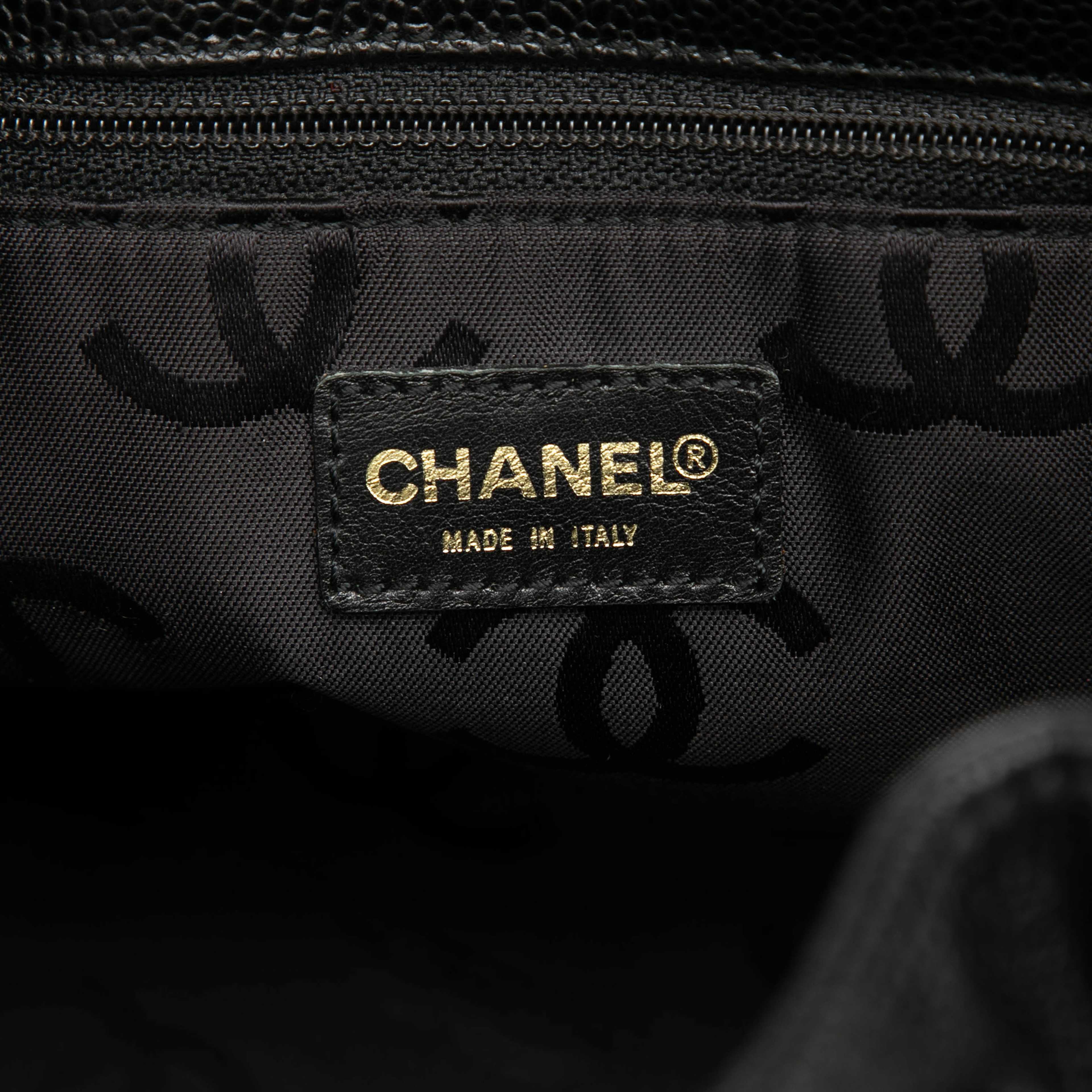 Chanel Cc Caviar Drawstring Tote, från Luxclusif, i färgen black. Klicka för att öppna bilden i stort format