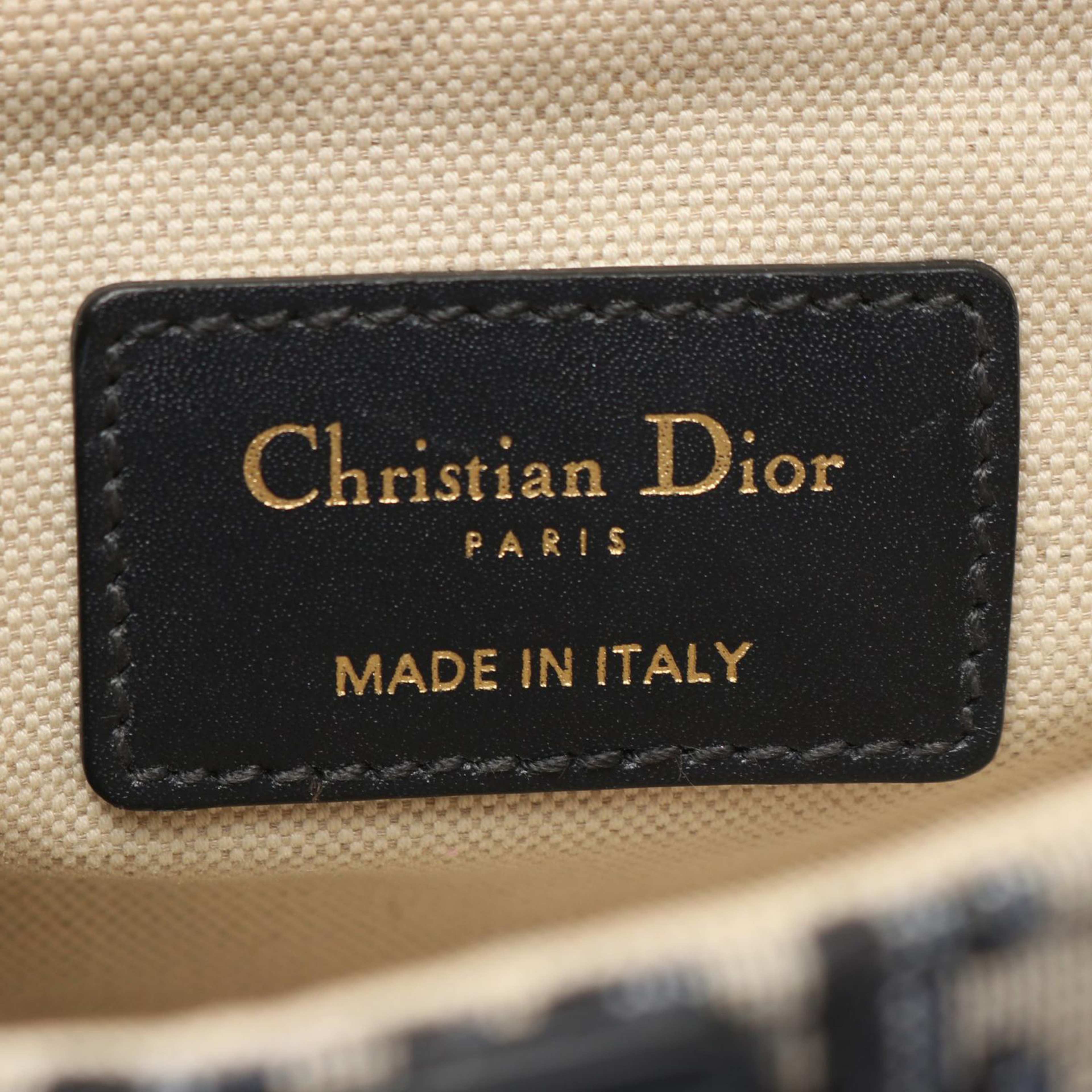 Dior Mini Oblique Canvas Saddle Bag, från Luxclusif, i färgen navy. Klicka för att öppna bilden i stort format