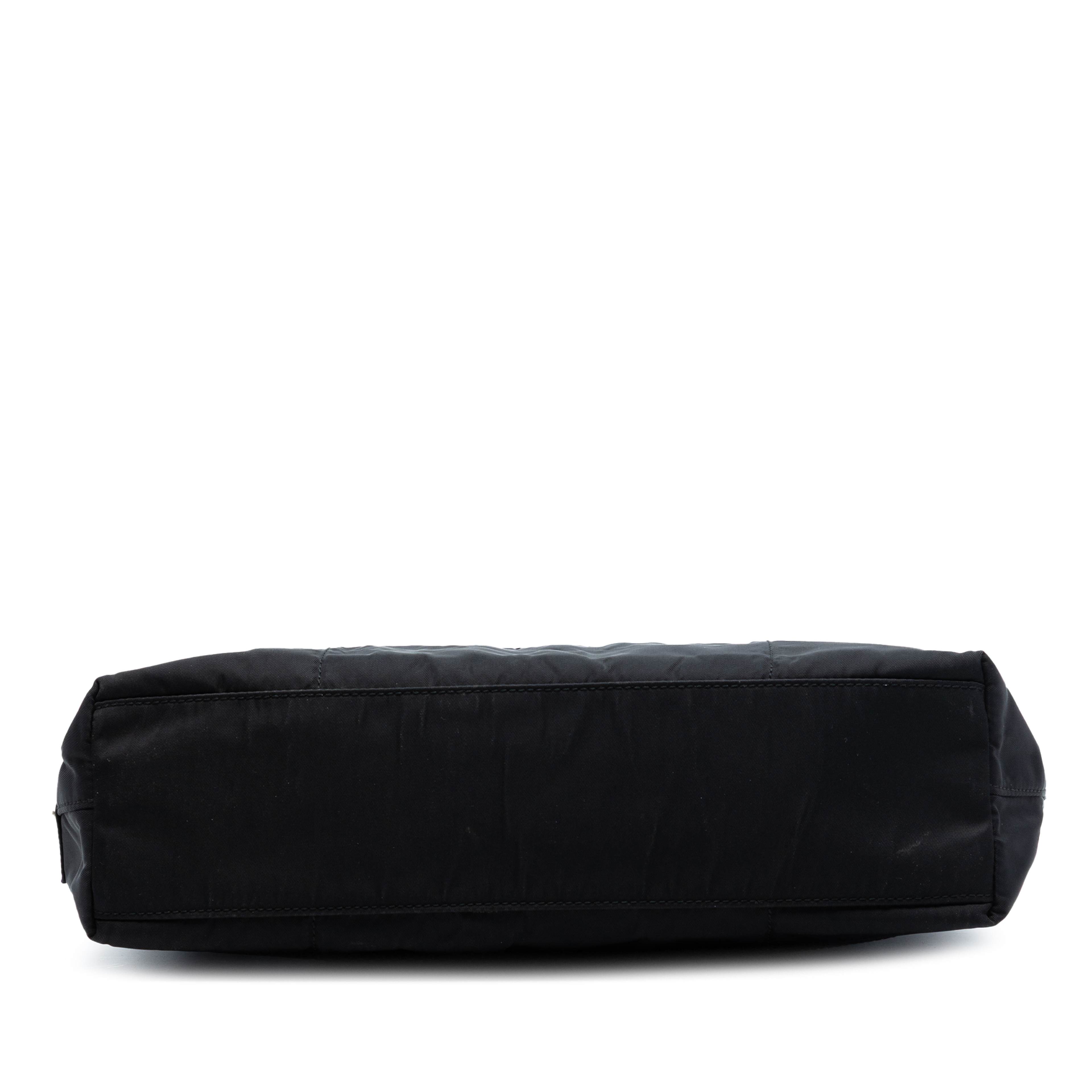Prada Tessuto Chain Shoulder Bag, från Luxclusif, i färgen svart. Klicka för att öppna bilden i stort format