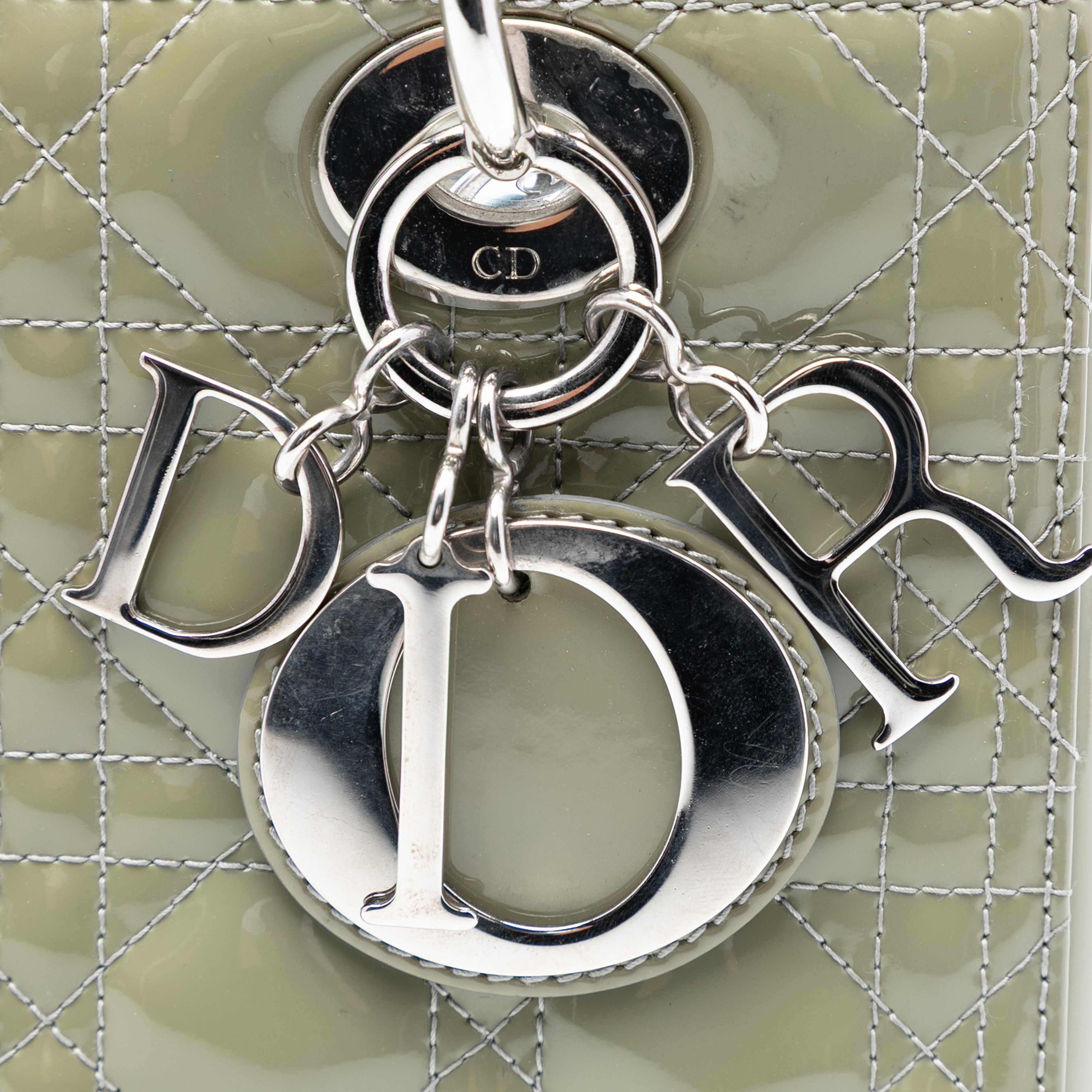 Dior Medium Patent Cannage Lady Dior, från Luxclusif, i färgen mint. Klicka för att öppna bilden i stort format