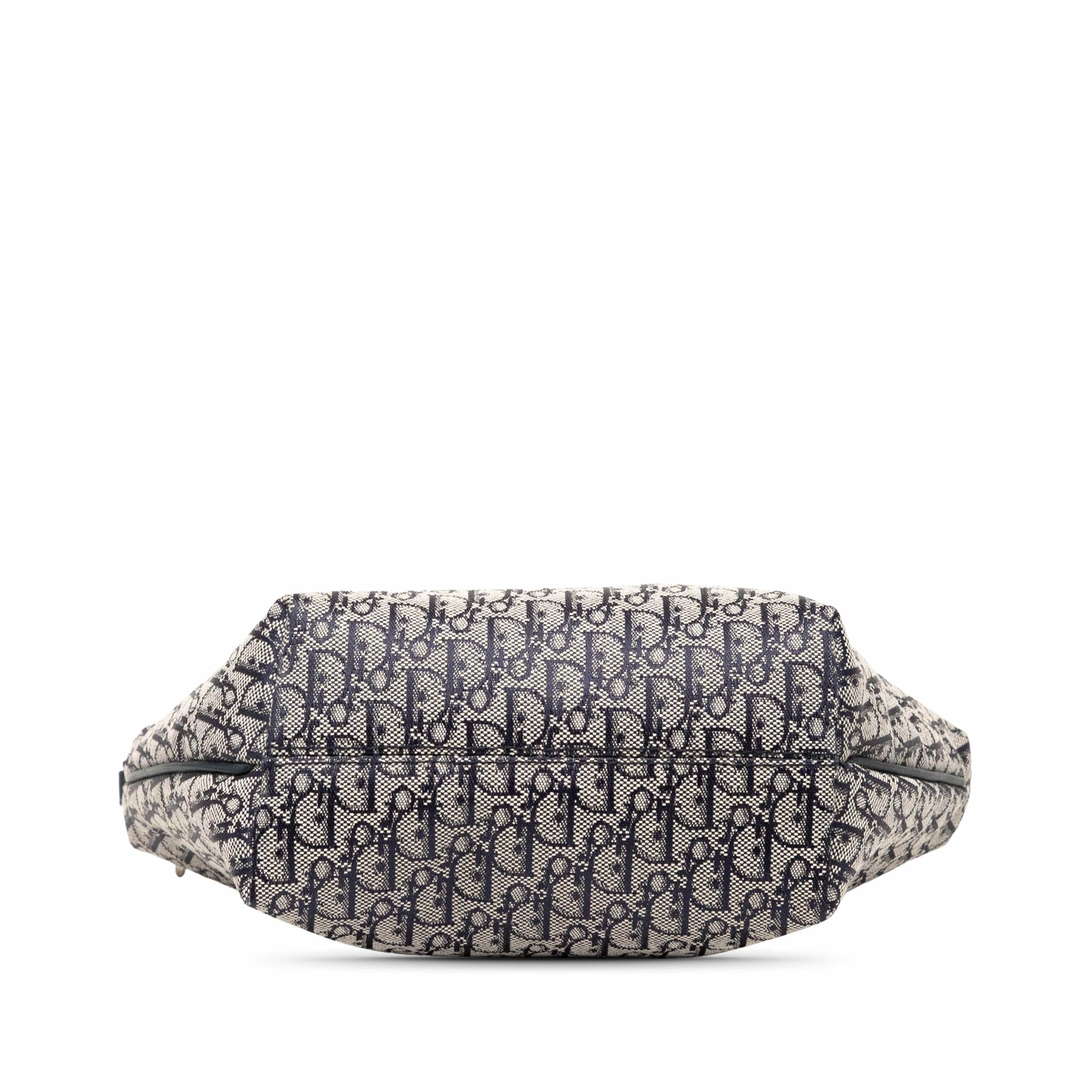 Dior Diorissimo Coated Canvas Handbag, från Luxclusif, i färgen black. Klicka för att öppna bilden i stort format