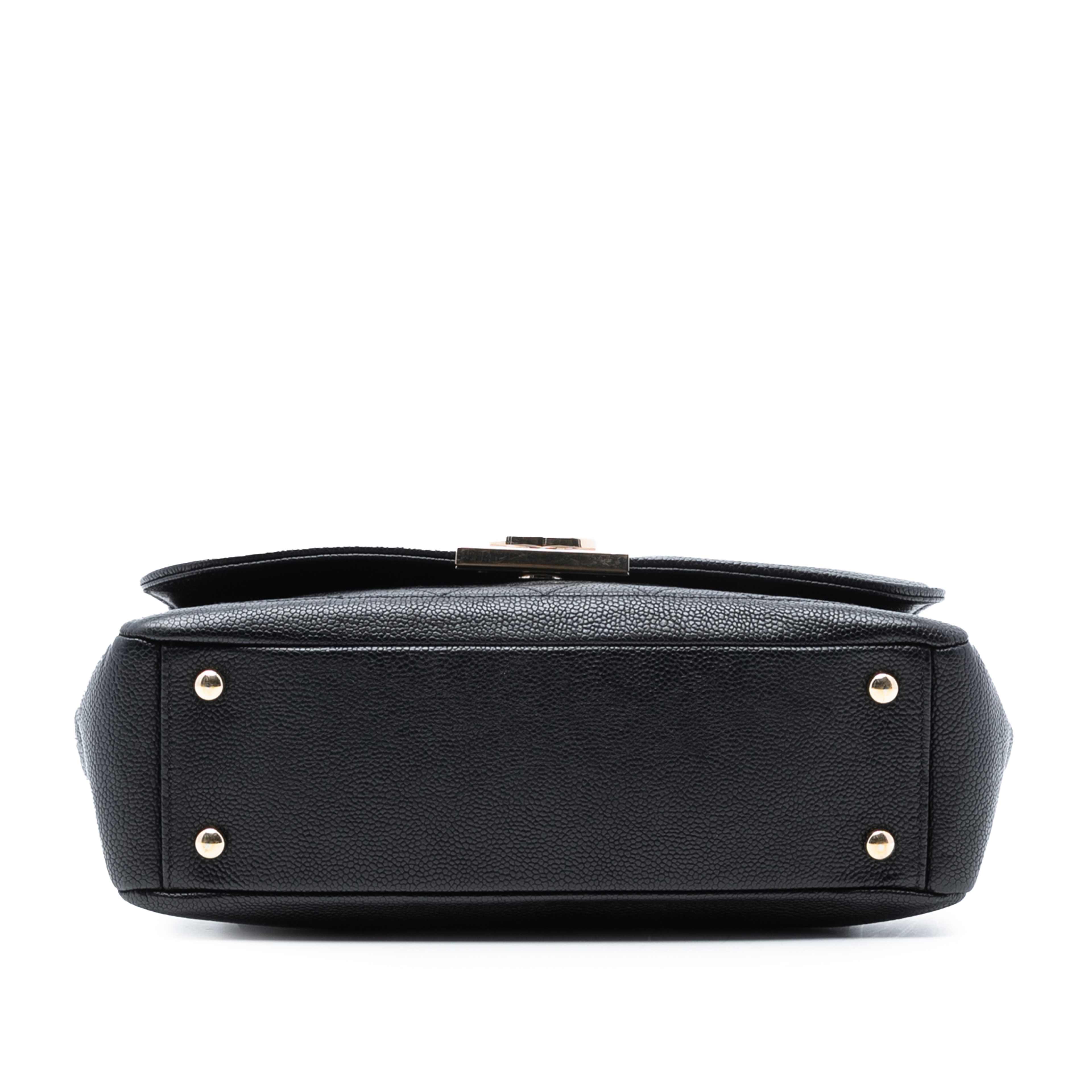 Chanel Quilted Caviar Cc Plate Flap Pocket Shoulder Bag, från Luxclusif, i färgen black. Klicka för att öppna bilden i stort format