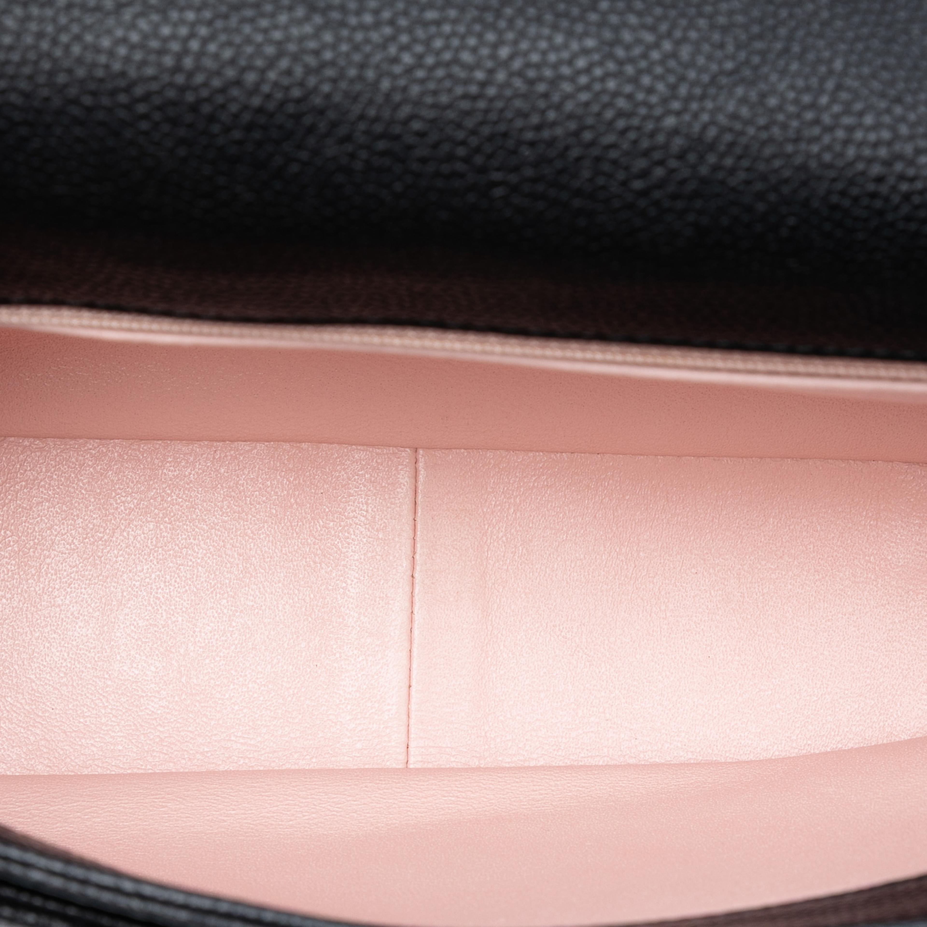 Chanel Quilted Caviar Cc Plate Flap Pocket Shoulder Bag, från Luxclusif, i färgen black. Klicka för att öppna bilden i stort format