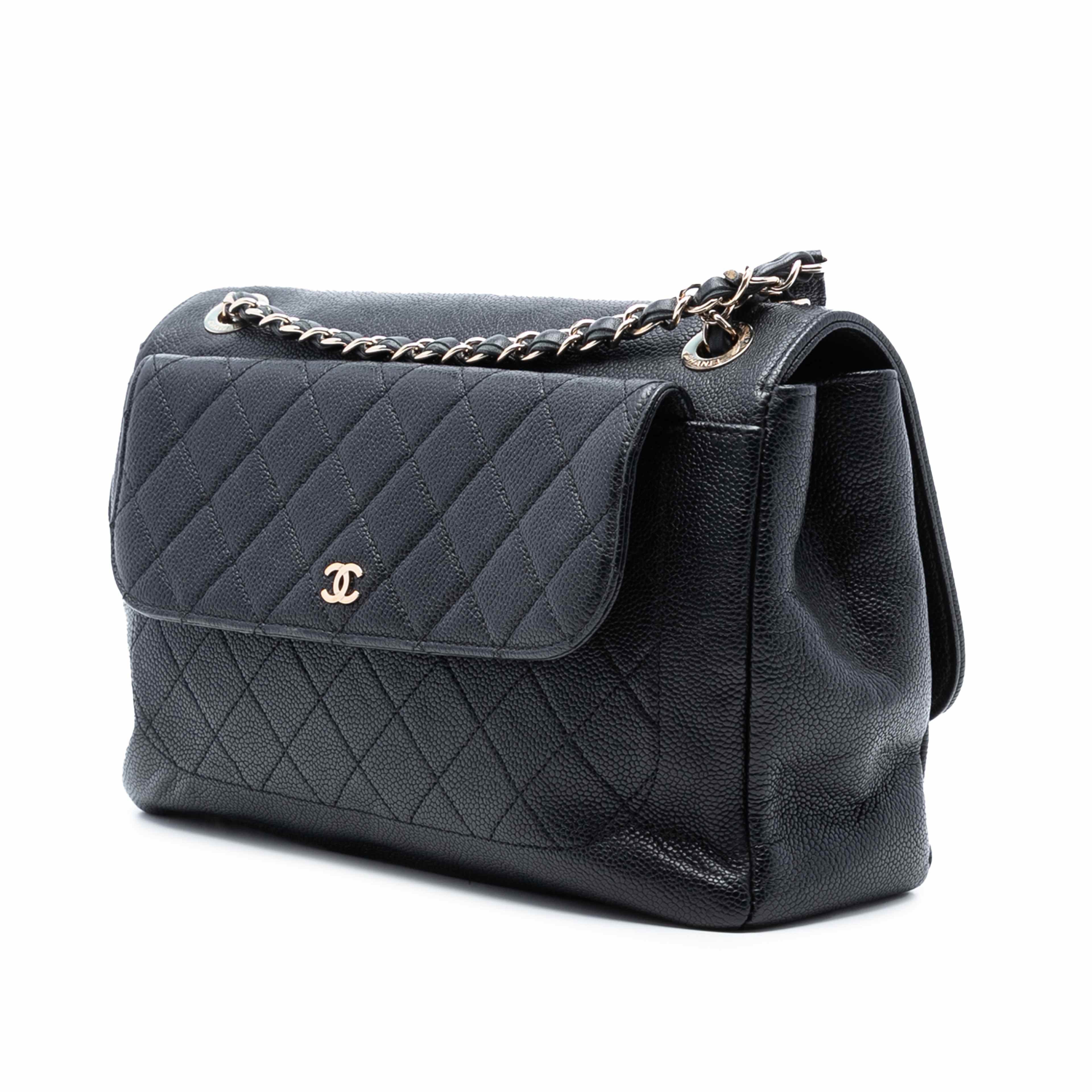 Chanel Quilted Caviar Cc Plate Flap Pocket Shoulder Bag, från Luxclusif, i färgen black. Klicka för att öppna bilden i stort format