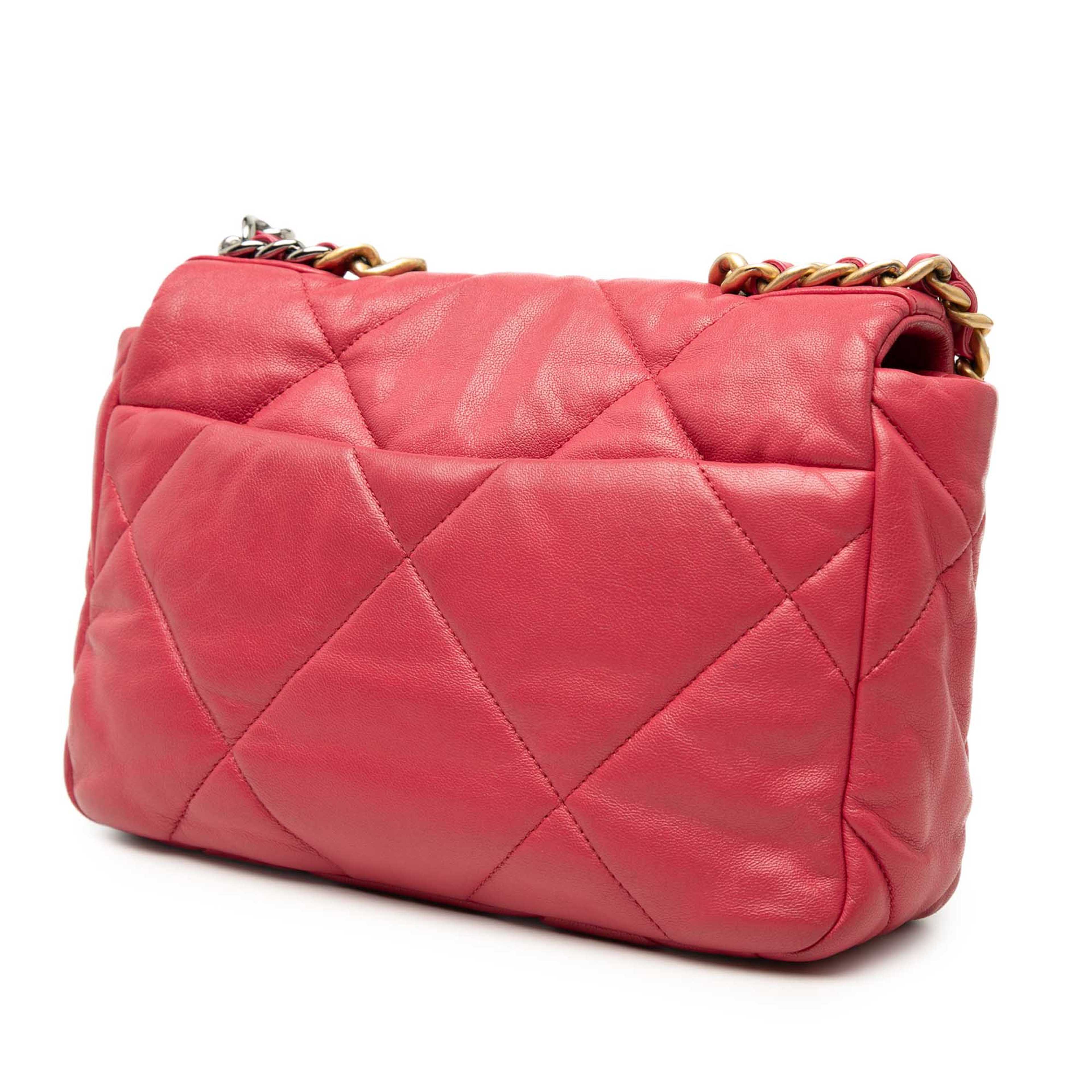 Chanel Medium Lambskin 19 Flap, från Luxclusif, i färgen rosa. Klicka för att öppna bilden i stort format