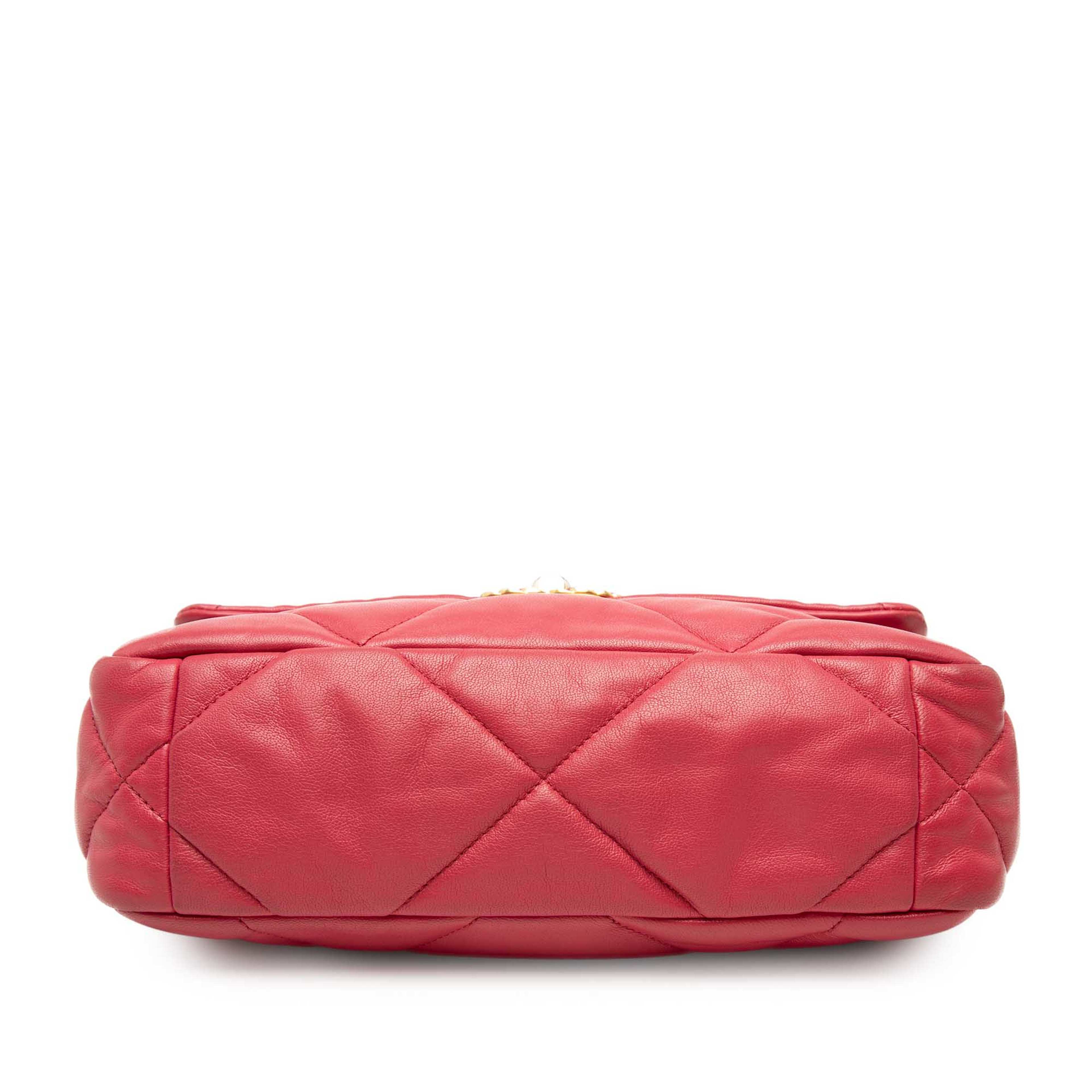 Chanel Medium Lambskin 19 Flap, från Luxclusif, i färgen rosa. Klicka för att öppna bilden i stort format