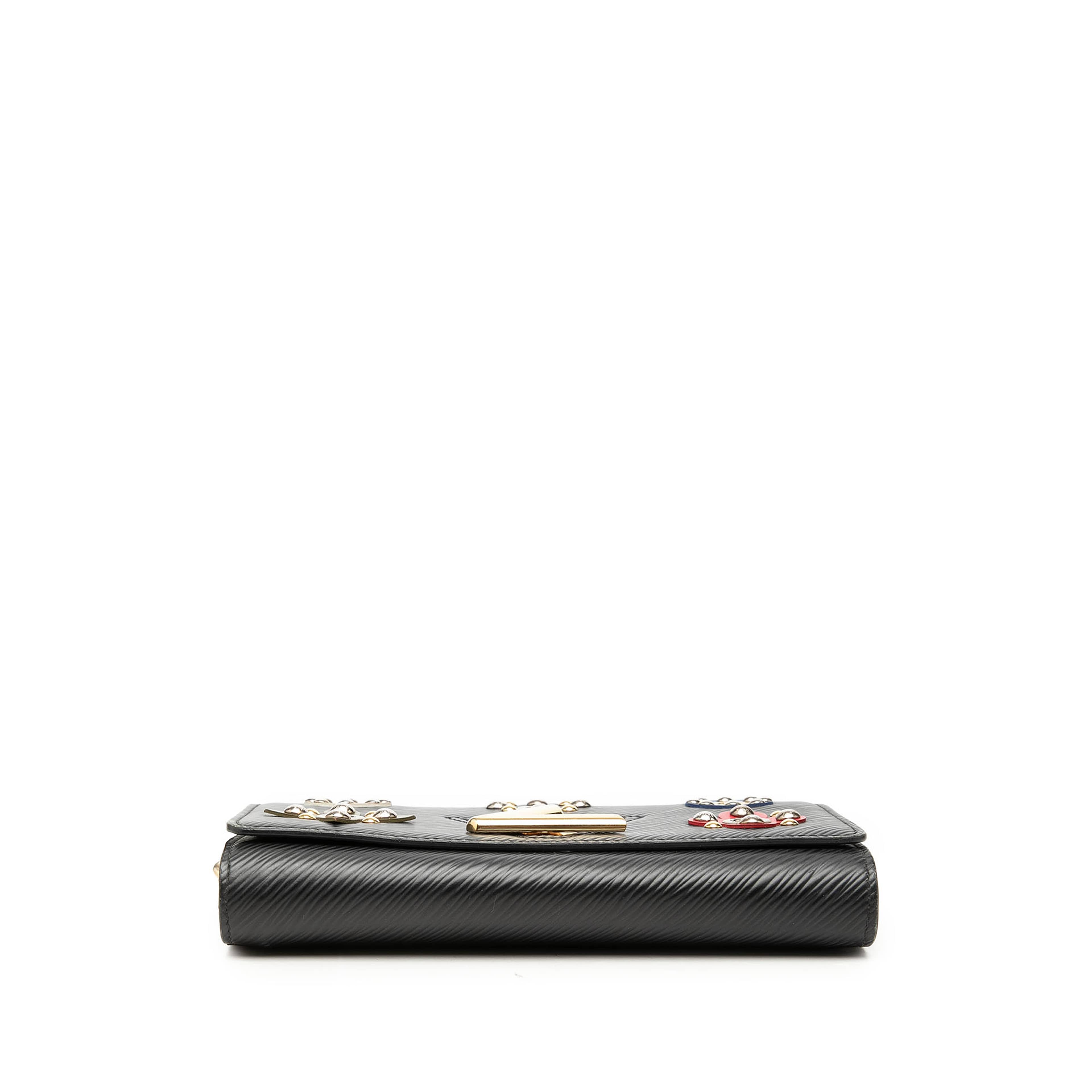 Louis Vuitton Epi Mechanical Flowers Twist Chain Wallet, från Luxclusif, i färgen svart. Klicka för att öppna bilden i stort format