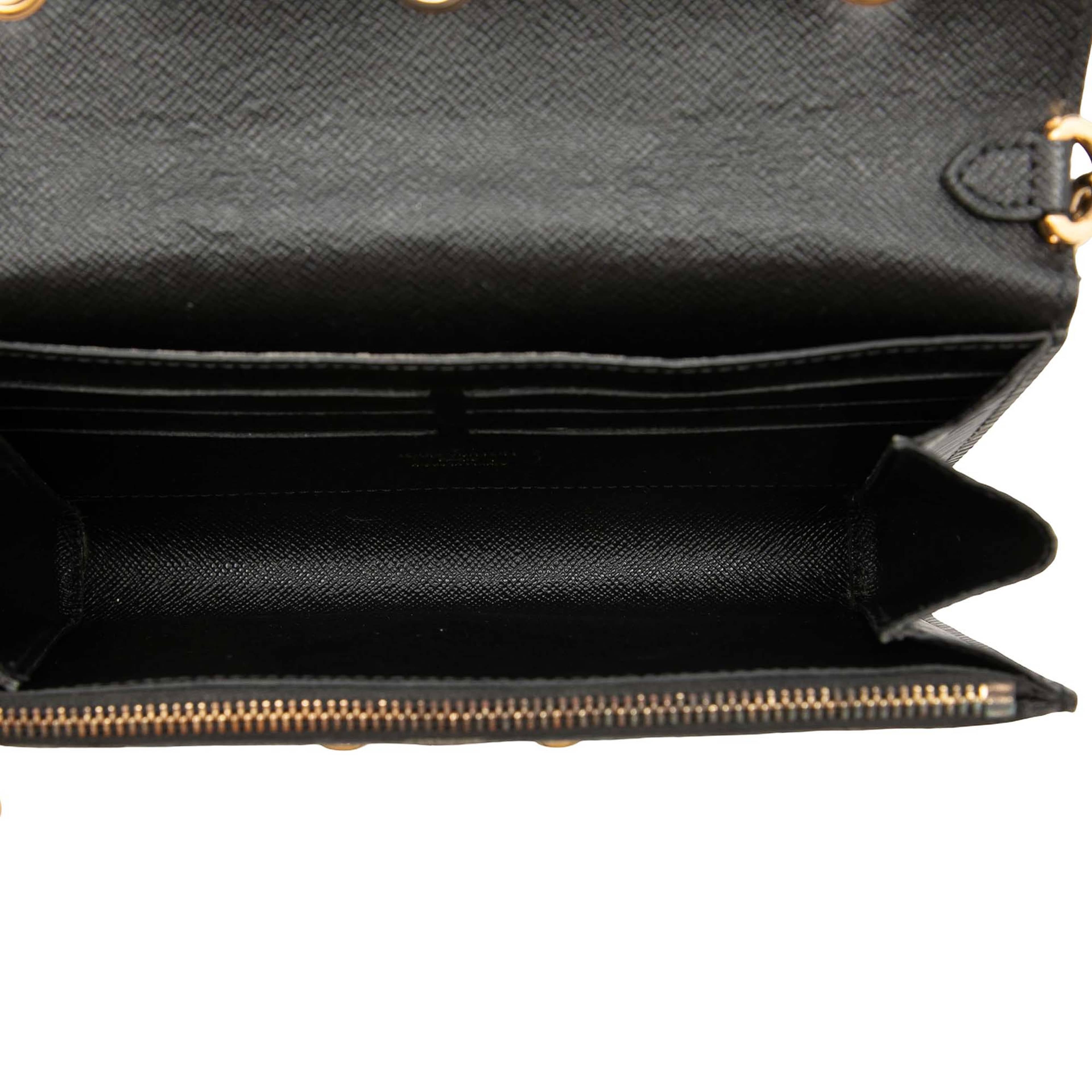 Louis Vuitton Epi Mechanical Flowers Twist Chain Wallet, från Luxclusif, i färgen svart. Klicka för att öppna bilden i stort format