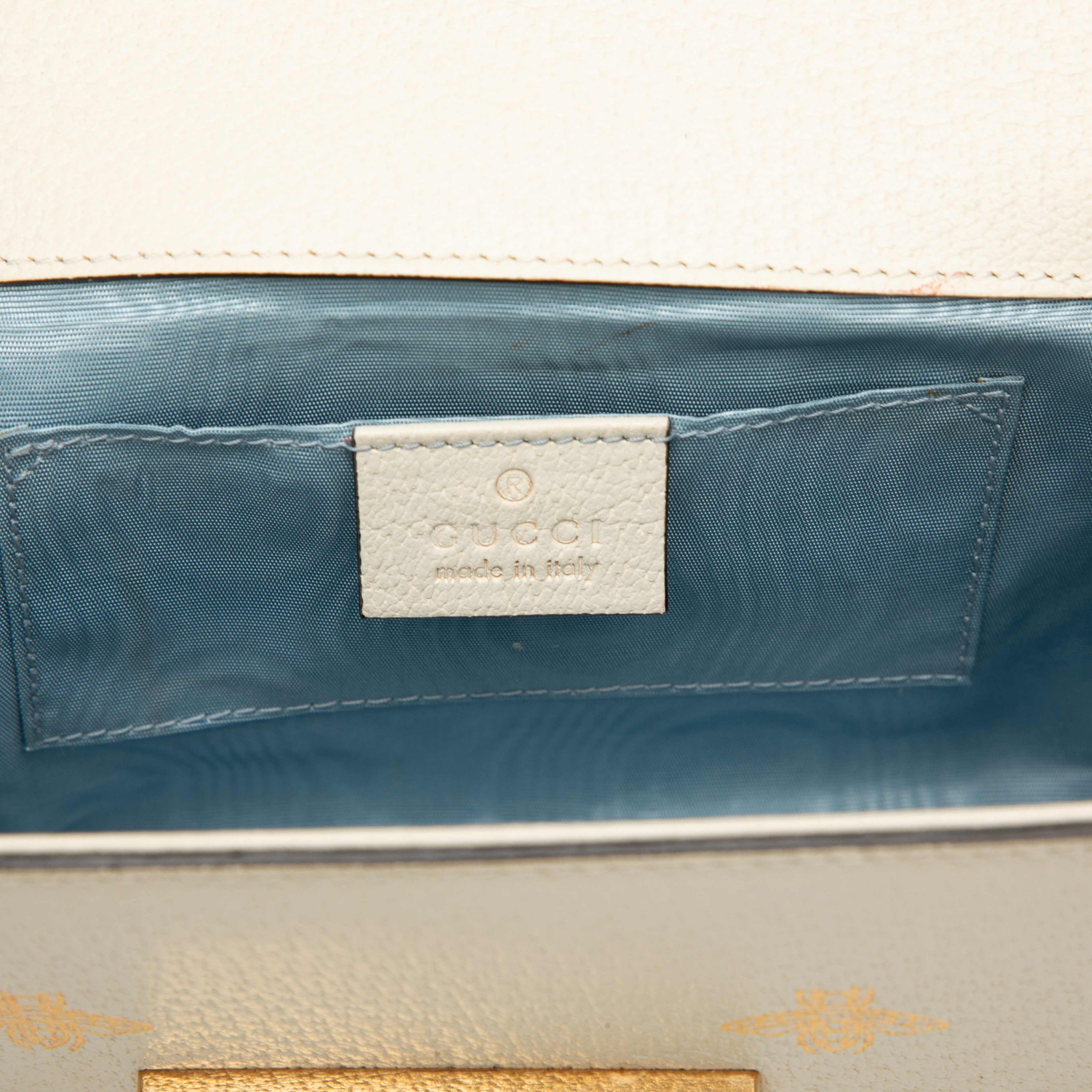 Gucci Small Leather Bee Star Padlock Crossbody, från Luxclusif, i färgen white. Klicka för att öppna bilden i stort format