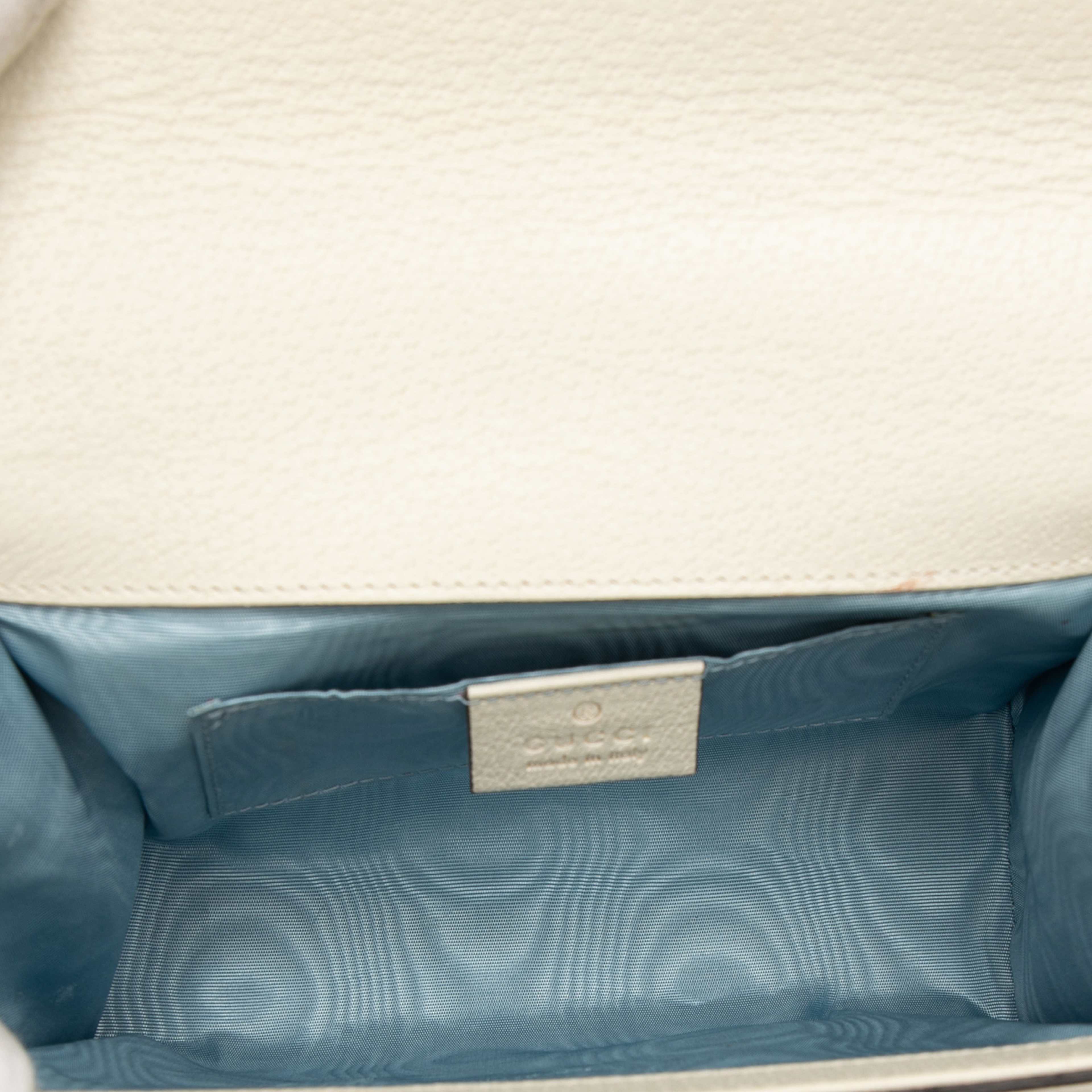 Gucci Small Leather Bee Star Padlock Crossbody, från Luxclusif, i färgen white. Klicka för att öppna bilden i stort format