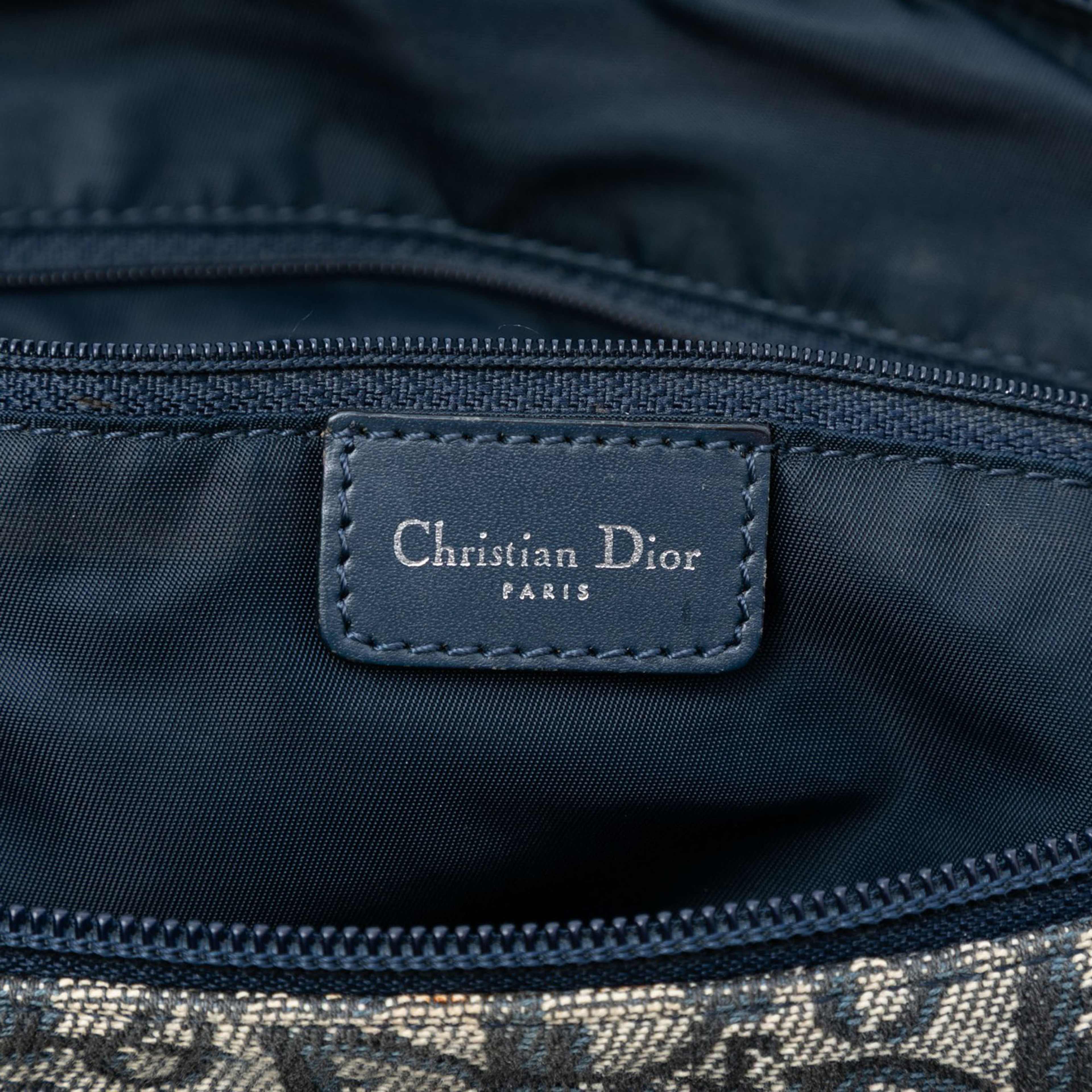 Dior Diorissimo Trotter Canvas Crossbody, från Luxclusif, i färgen navy. Klicka för att öppna bilden i stort format