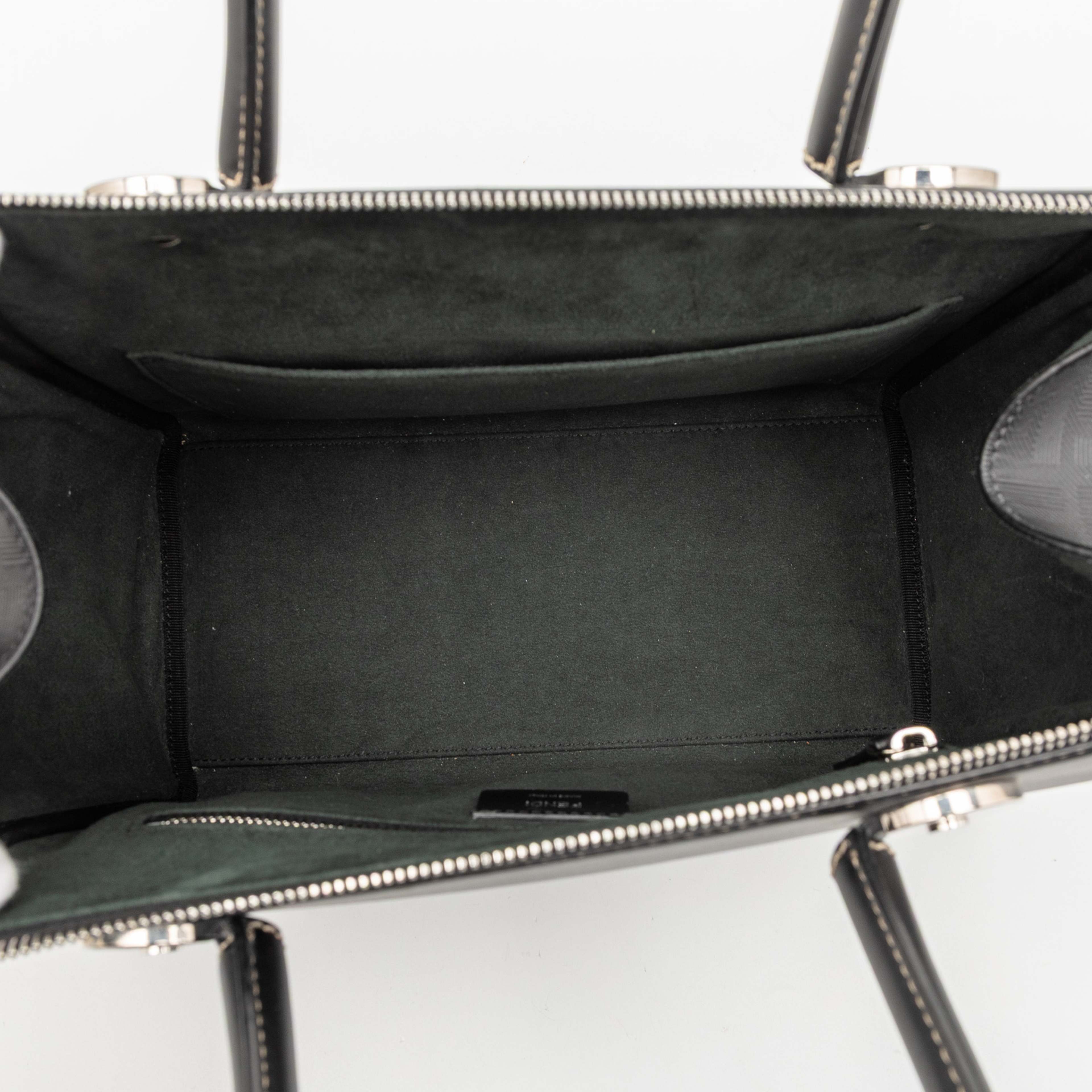 Fendi Zucca Coated Canvas Soft Trunk Satchel, från Luxclusif, i färgen black. Klicka för att öppna bilden i stort format