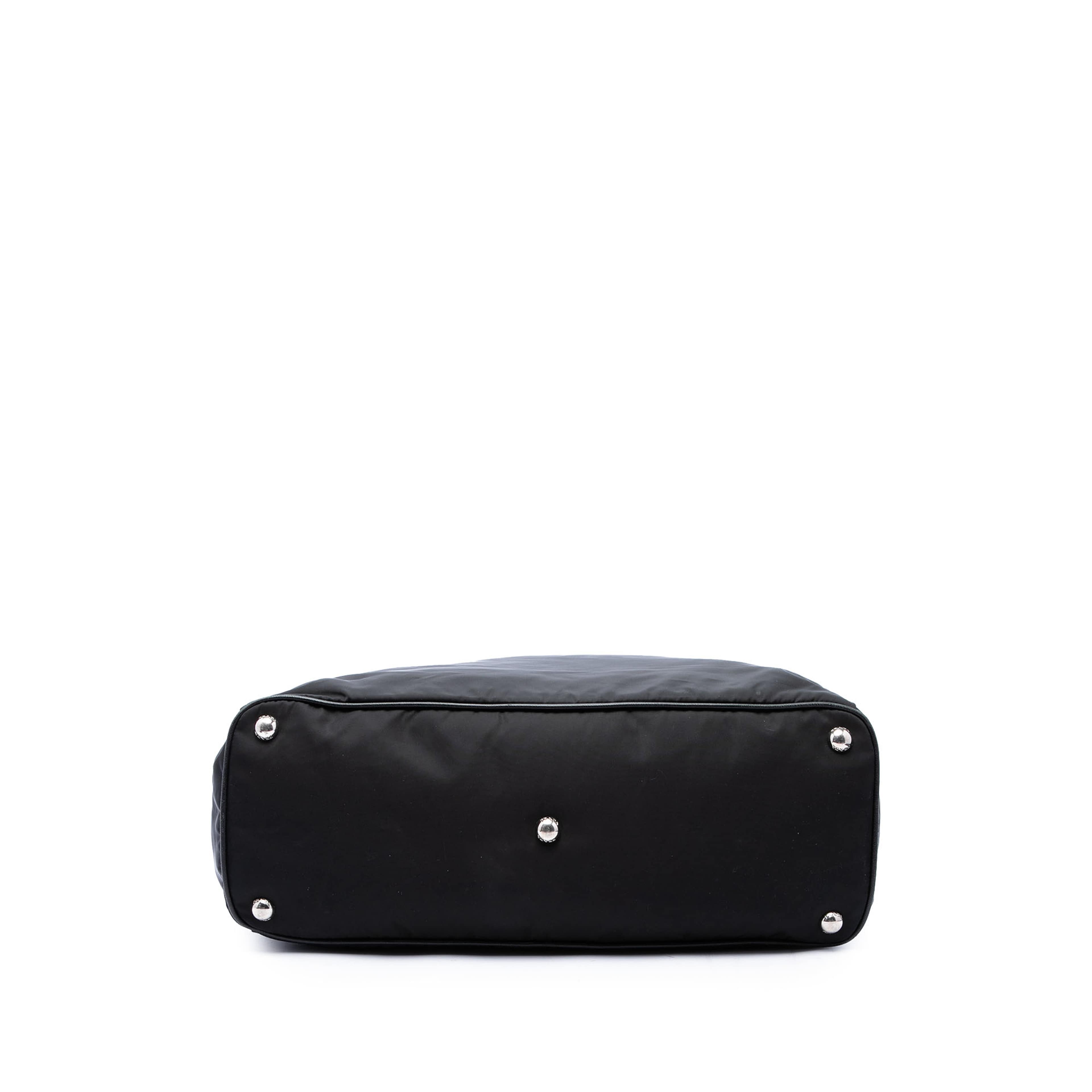 Prada Saffiano Trimmed Tessuto Convertible Tote, från Luxclusif, i färgen svart. Klicka för att öppna bilden i stort format