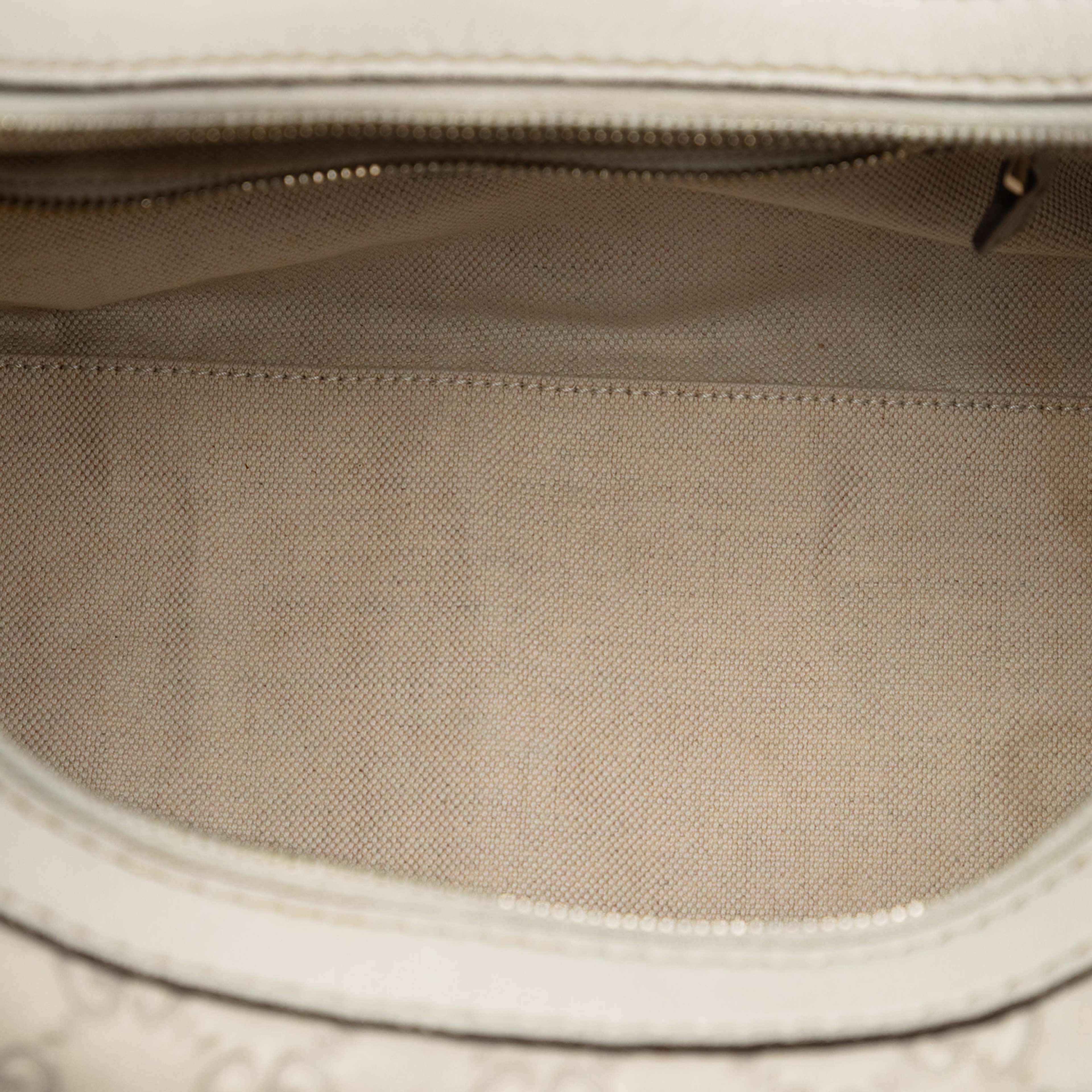 Gucci Guccissima Lovely Shoulder Bag, från Luxclusif, i färgen light beige. Klicka för att öppna bilden i stort format