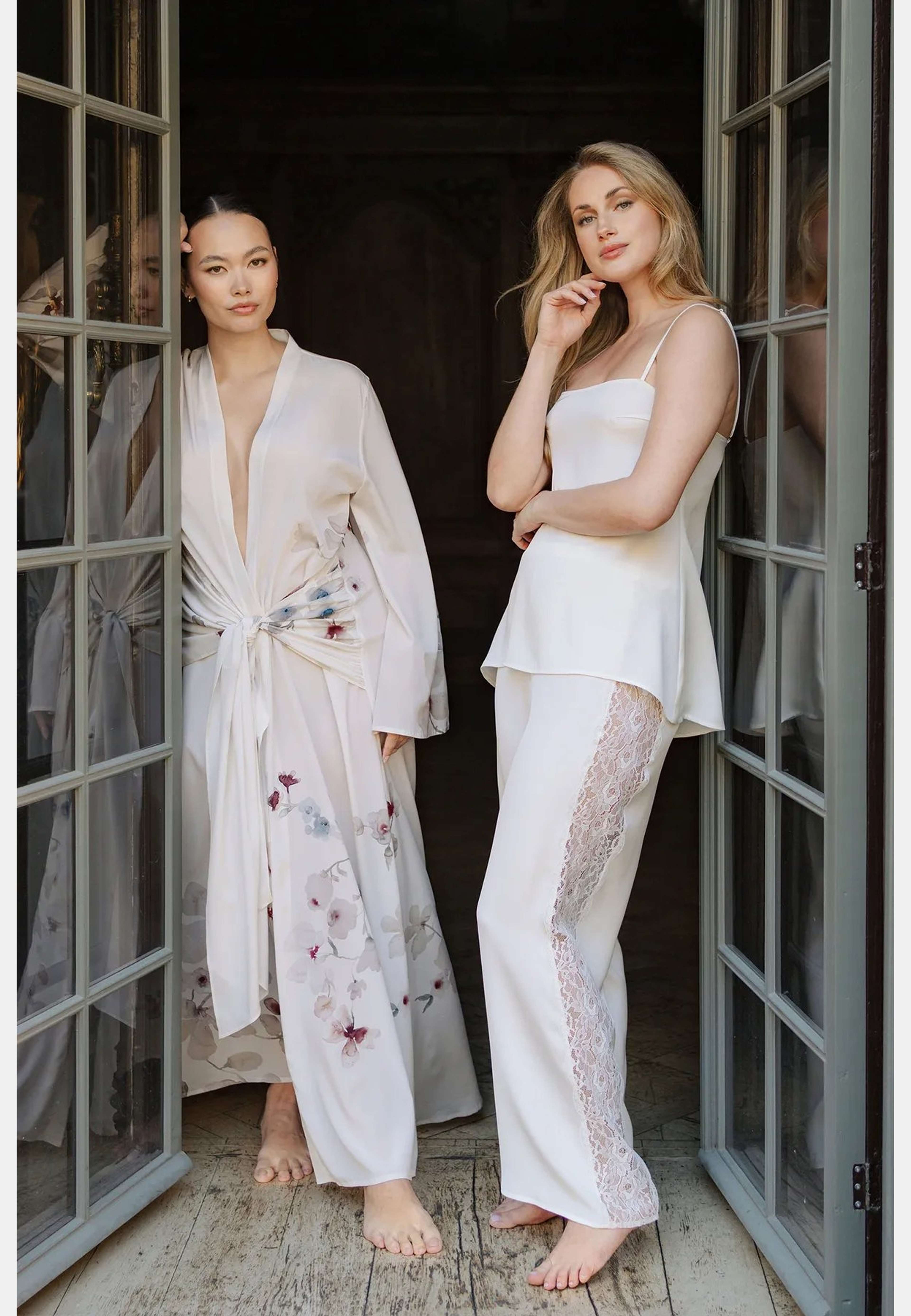 Colette Pants, från FEMIQUE, i färgen ivory. Klicka för att öppna bilden i stort format