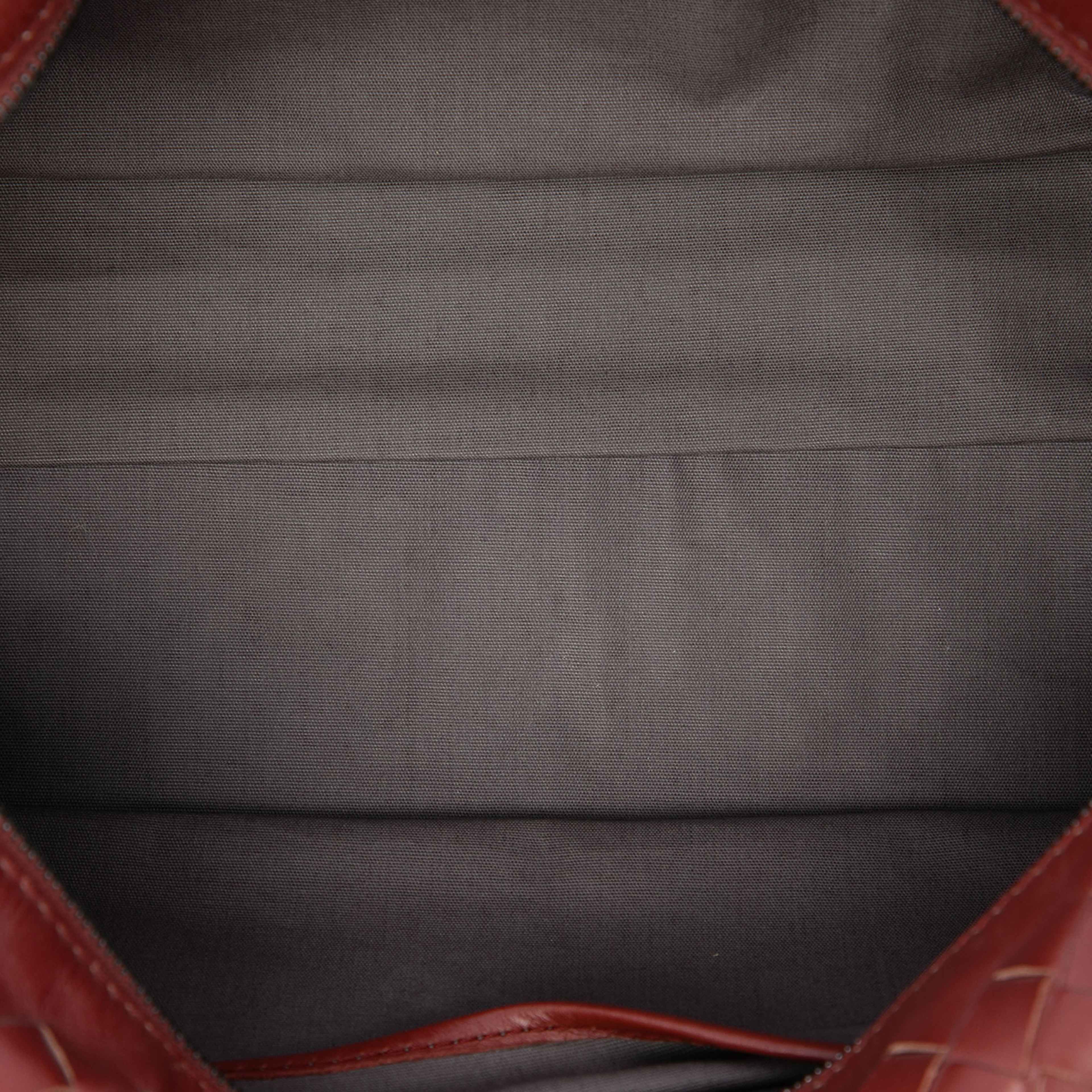Bottega Veneta Nappa Intrecciato Travel Pouch, från Luxclusif, i färgen röd. Klicka för att öppna bilden i stort format
