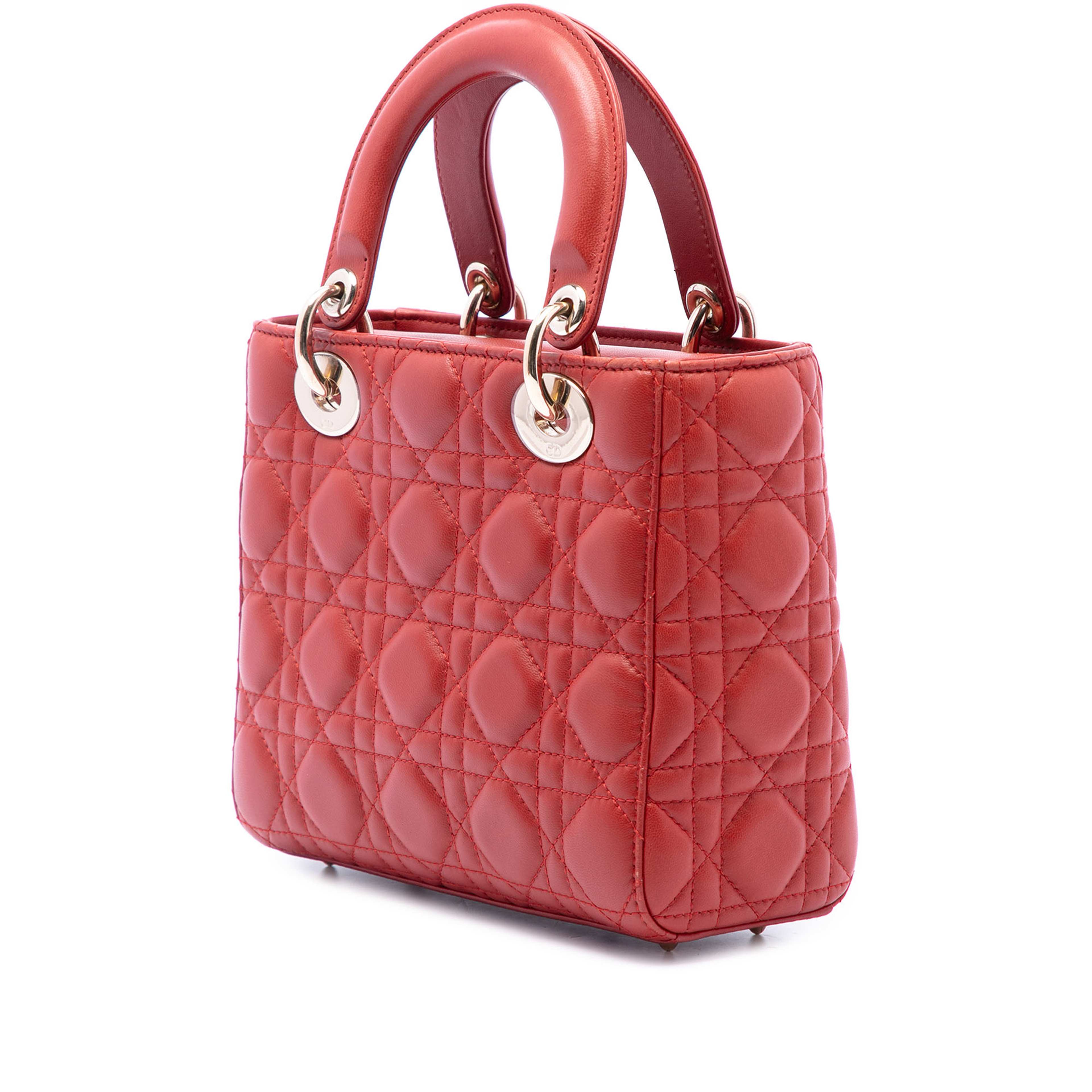 Dior Small Lambskin Cannage Myabcdior Lady Dior, från Luxclusif, i färgen röd. Klicka för att öppna bilden i stort format