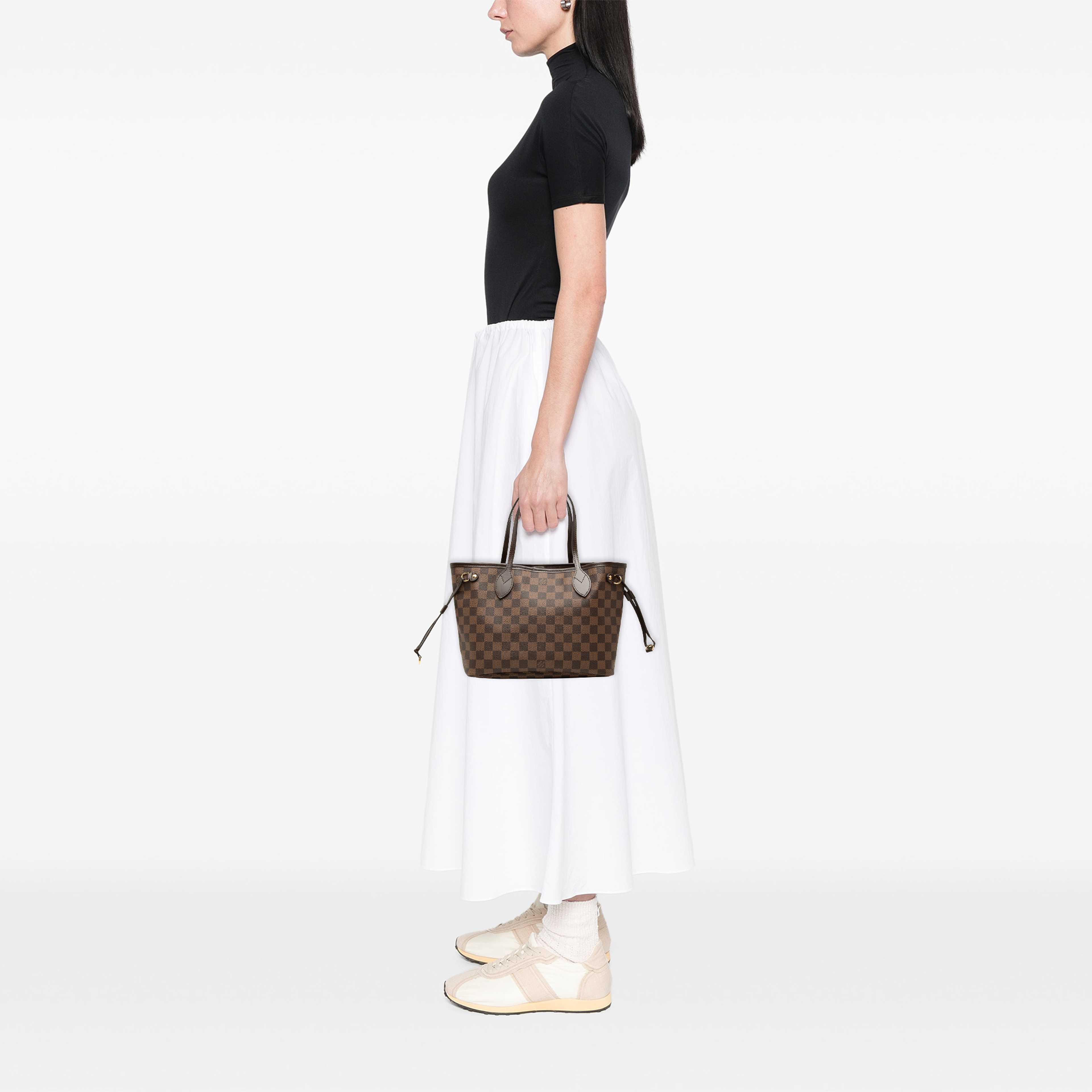 Louis Vuitton Damier Ebene Neverfull Pm, från Luxclusif, i färgen brun. Klicka för att öppna bilden i stort format
