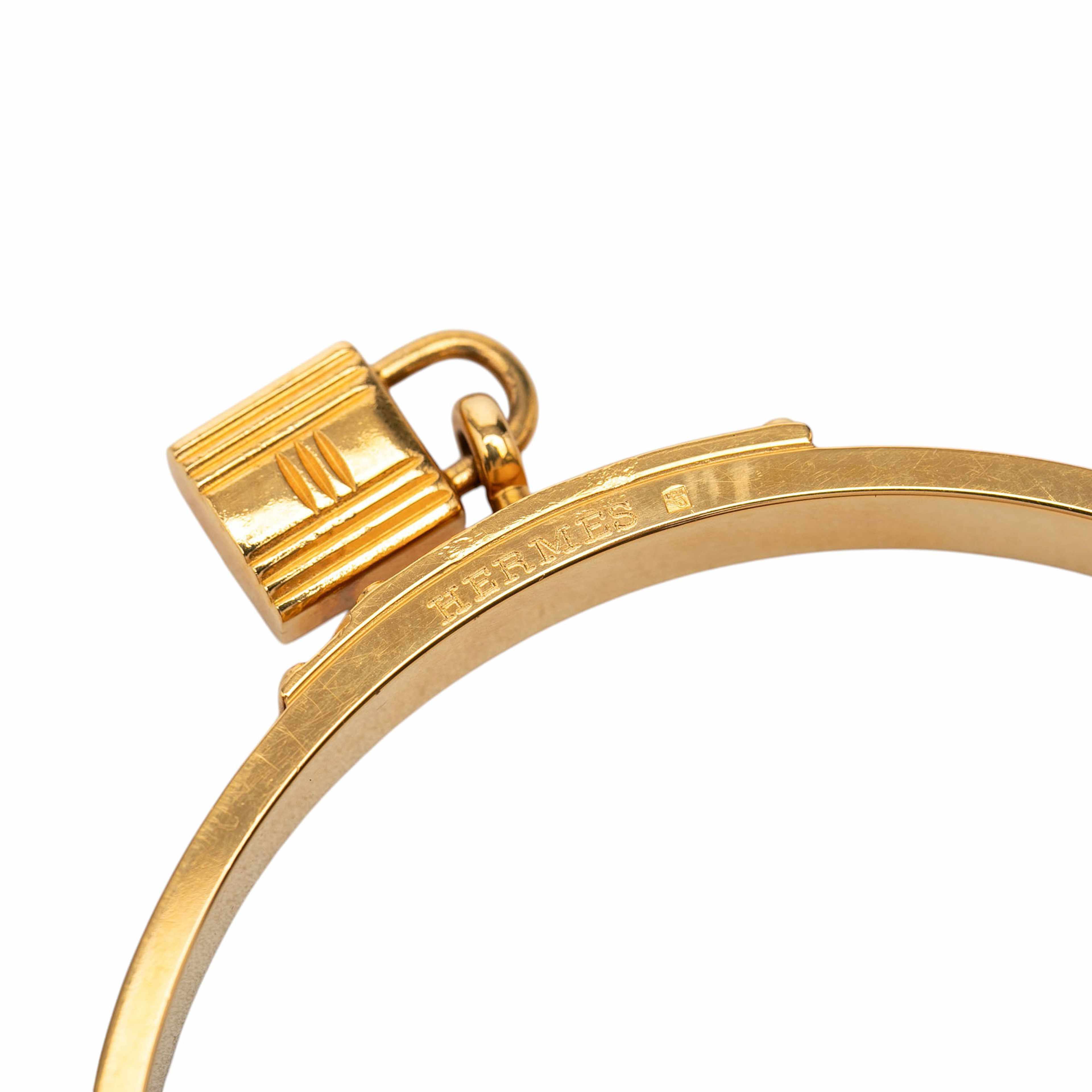 Hermès Gold Plated Epsom Kelly Cadena Lock Bangle Bracelet, från Luxclusif, i färgen brun. Klicka för att öppna bilden i stort format