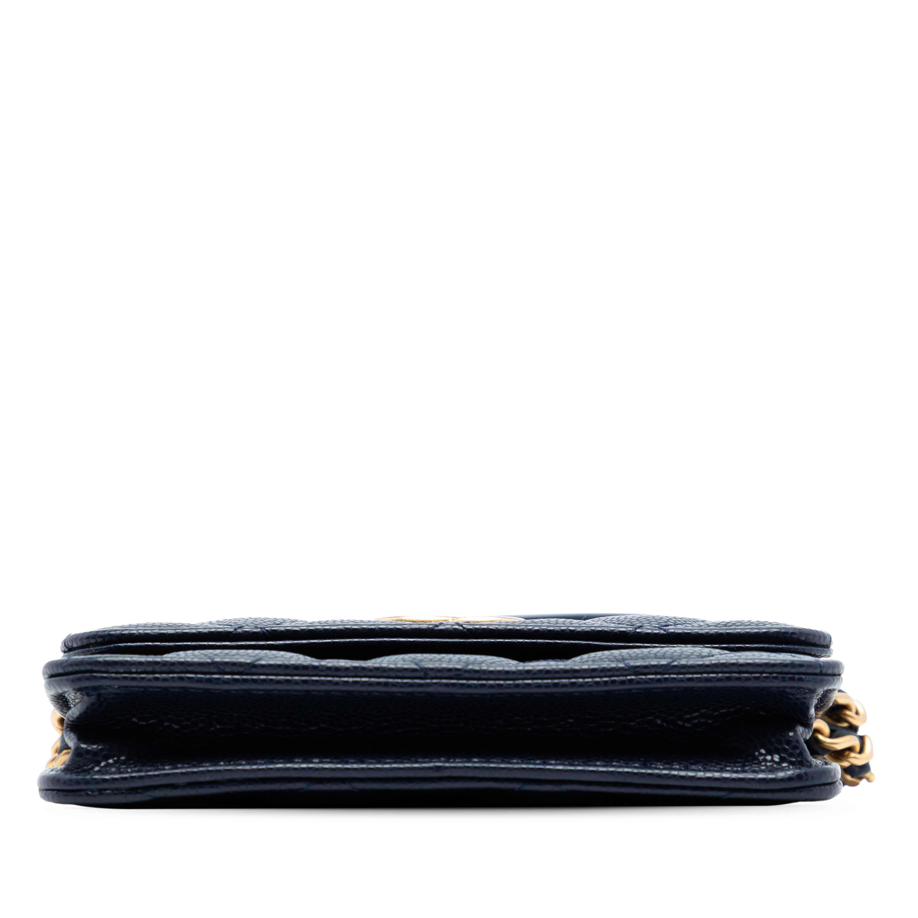 Chanel Quilted Caviar Twist Your Buttons Coin Purse With Chain, från Luxclusif, i färgen dark blue. Klicka för att öppna bilden i stort format