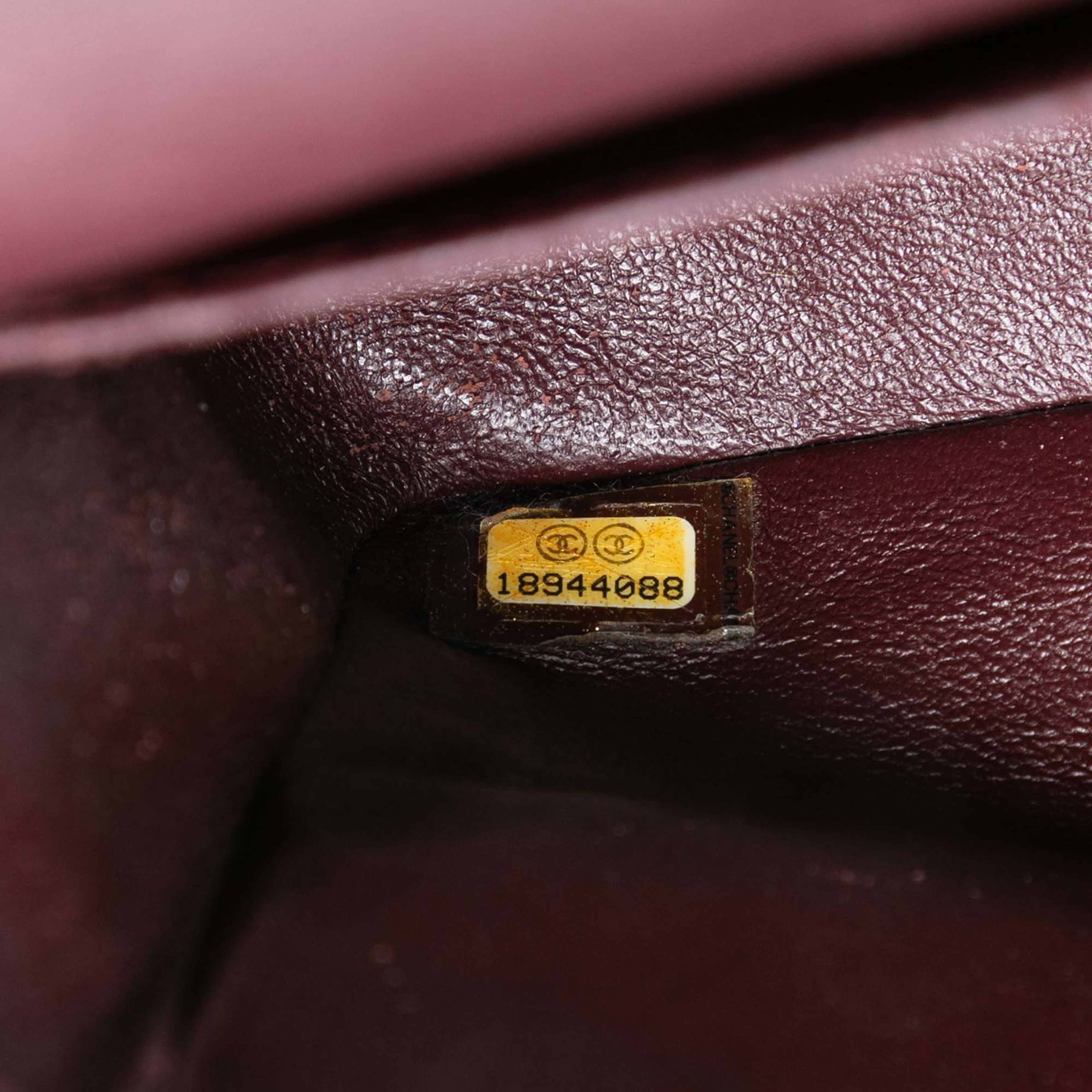 Chanel Medium Classic Caviar Double Flap, från Luxclusif, i färgen black. Klicka för att öppna bilden i stort format