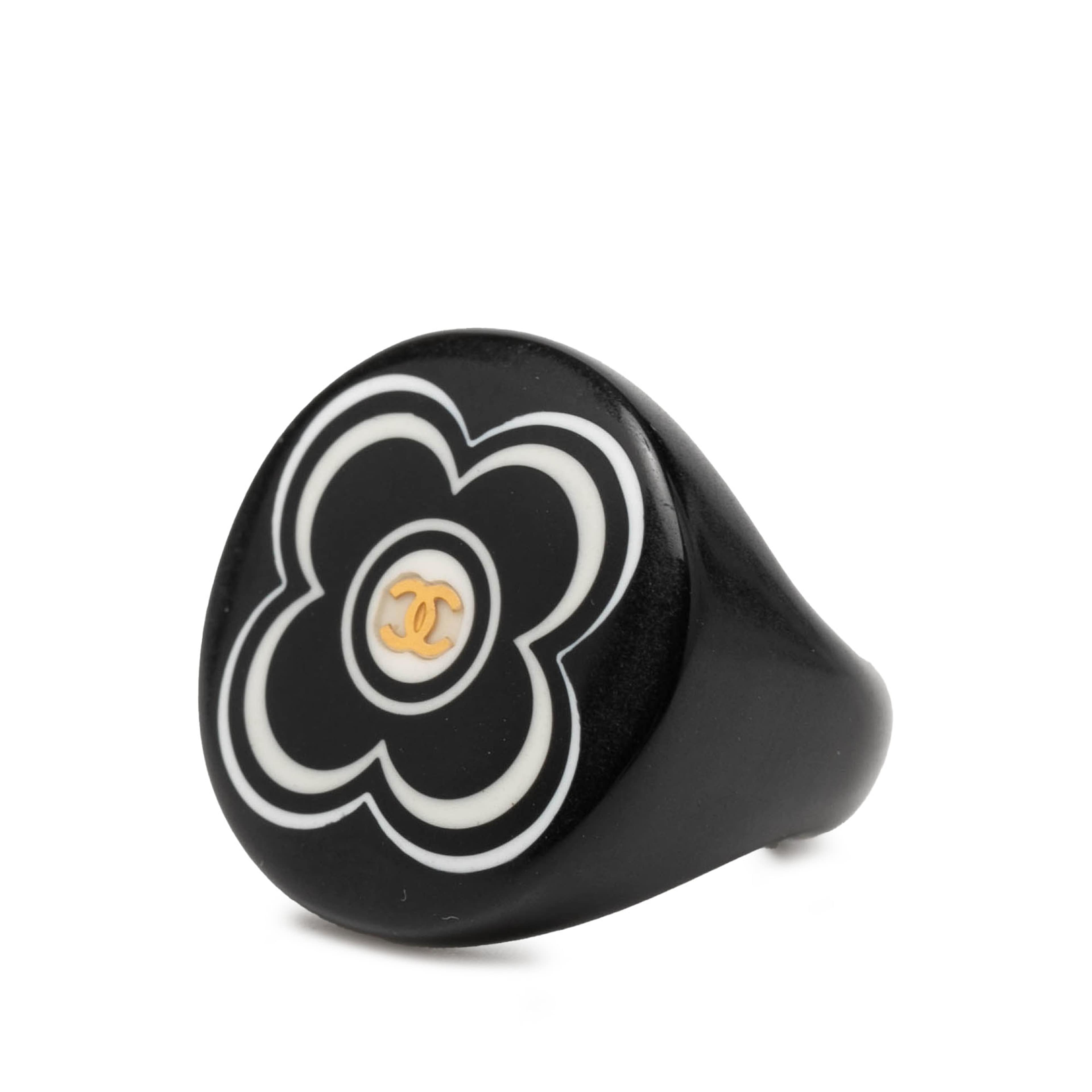 Chanel Resin And Gold Tone Cc Logo Camellia Ring, från Luxclusif, i färgen black. Klicka för att öppna bilden i stort format
