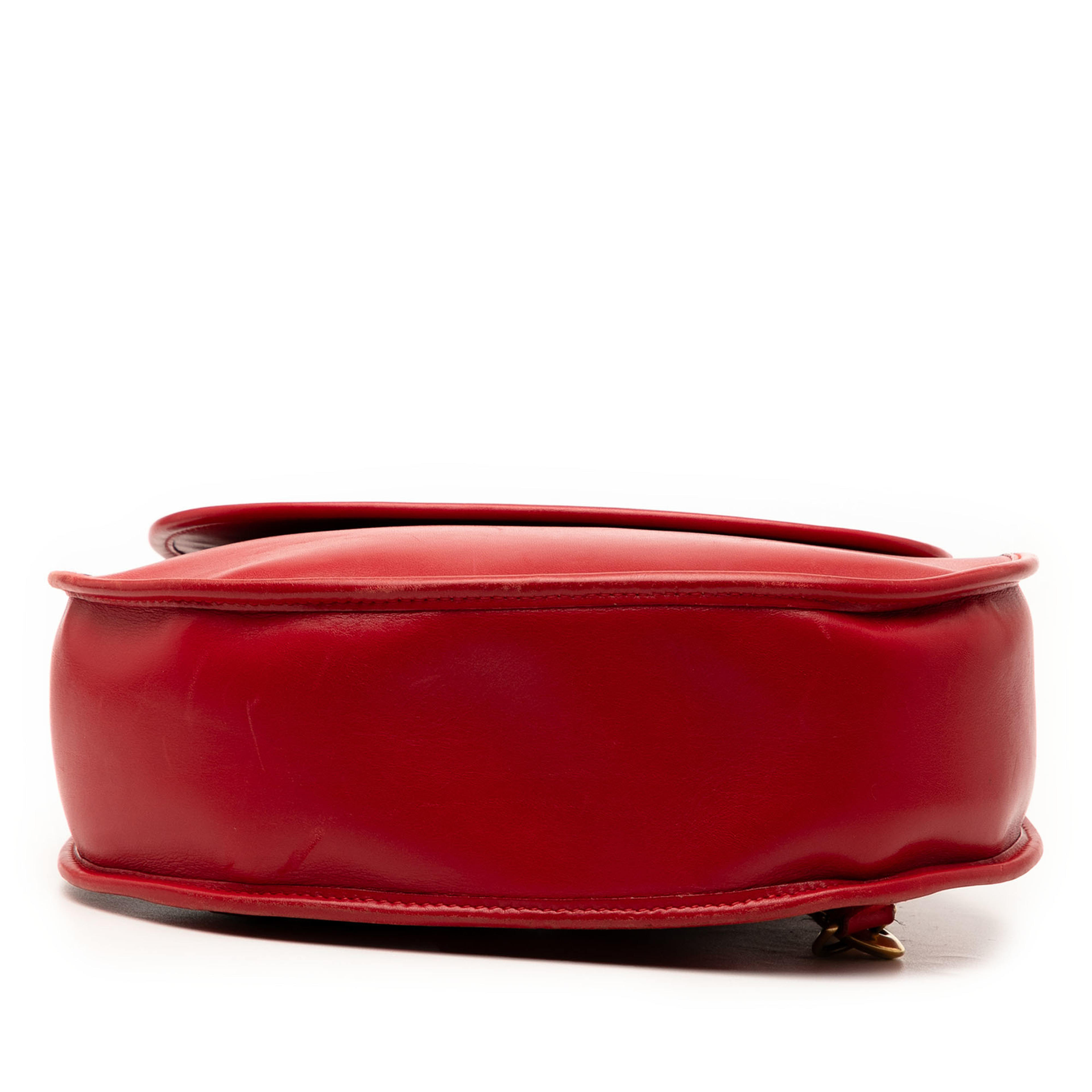 Gucci Leather Horsebit Backpack, från Luxclusif, i färgen red. Klicka för att öppna bilden i stort format