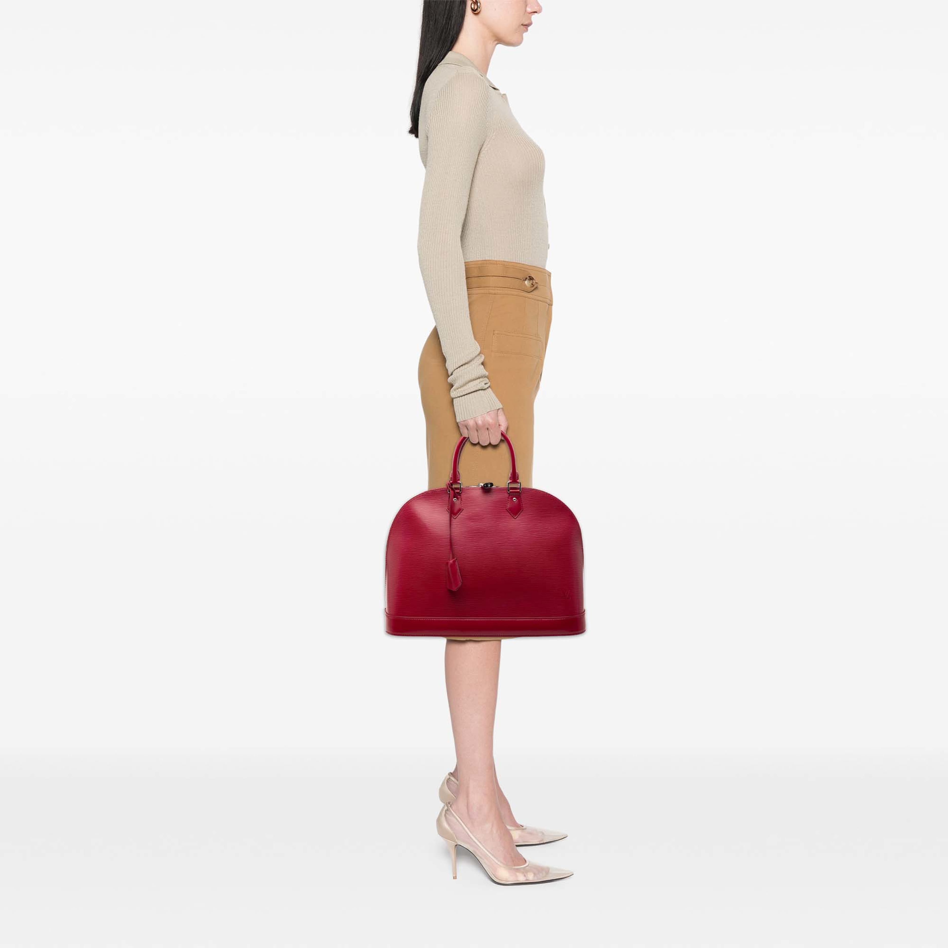 Louis Vuitton Epi Alma Gm, från Luxclusif, i färgen röd. Klicka för att öppna bilden i stort format