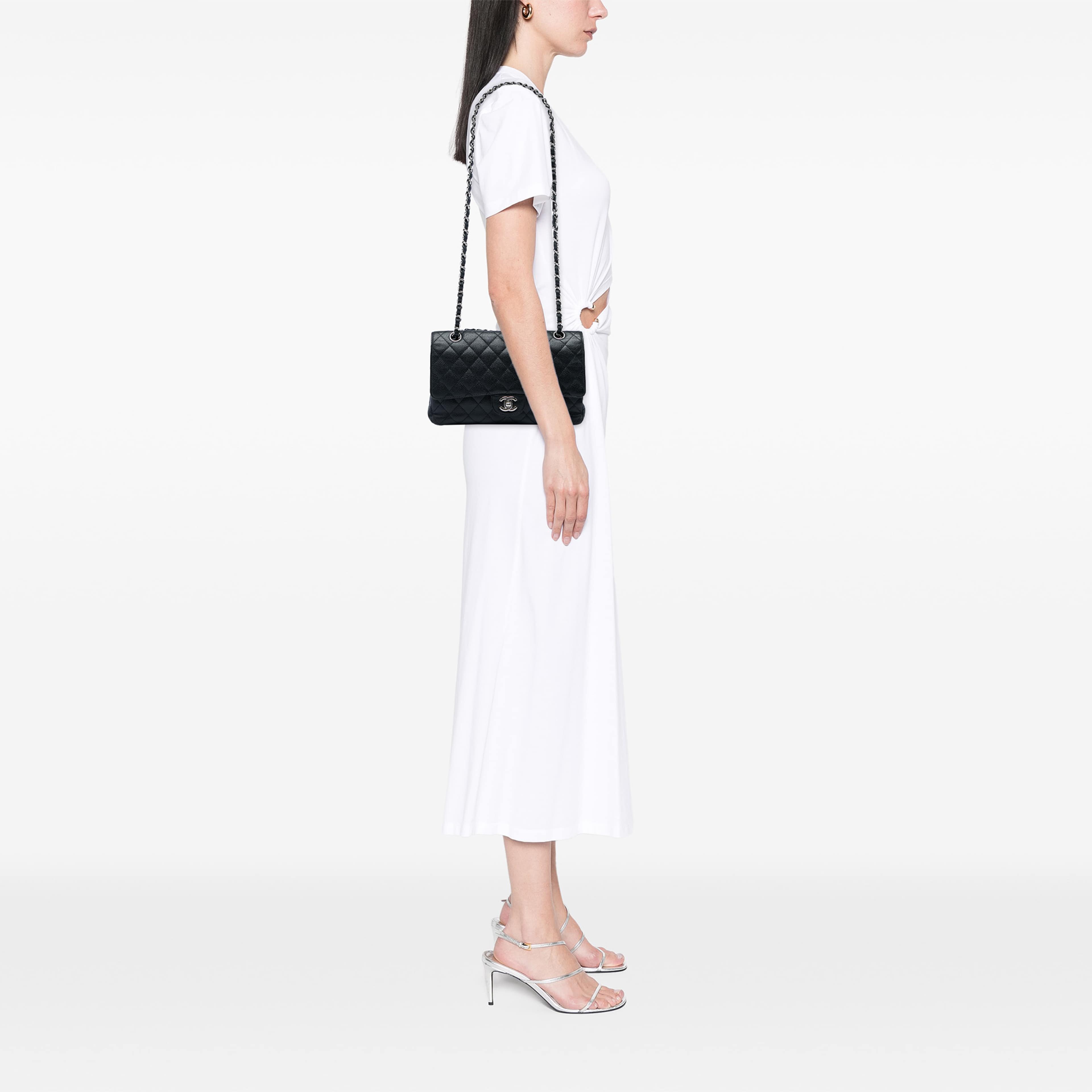 Chanel Medium Classic Caviar Double Flap, från Luxclusif, i färgen svart. Klicka för att öppna bilden i stort format