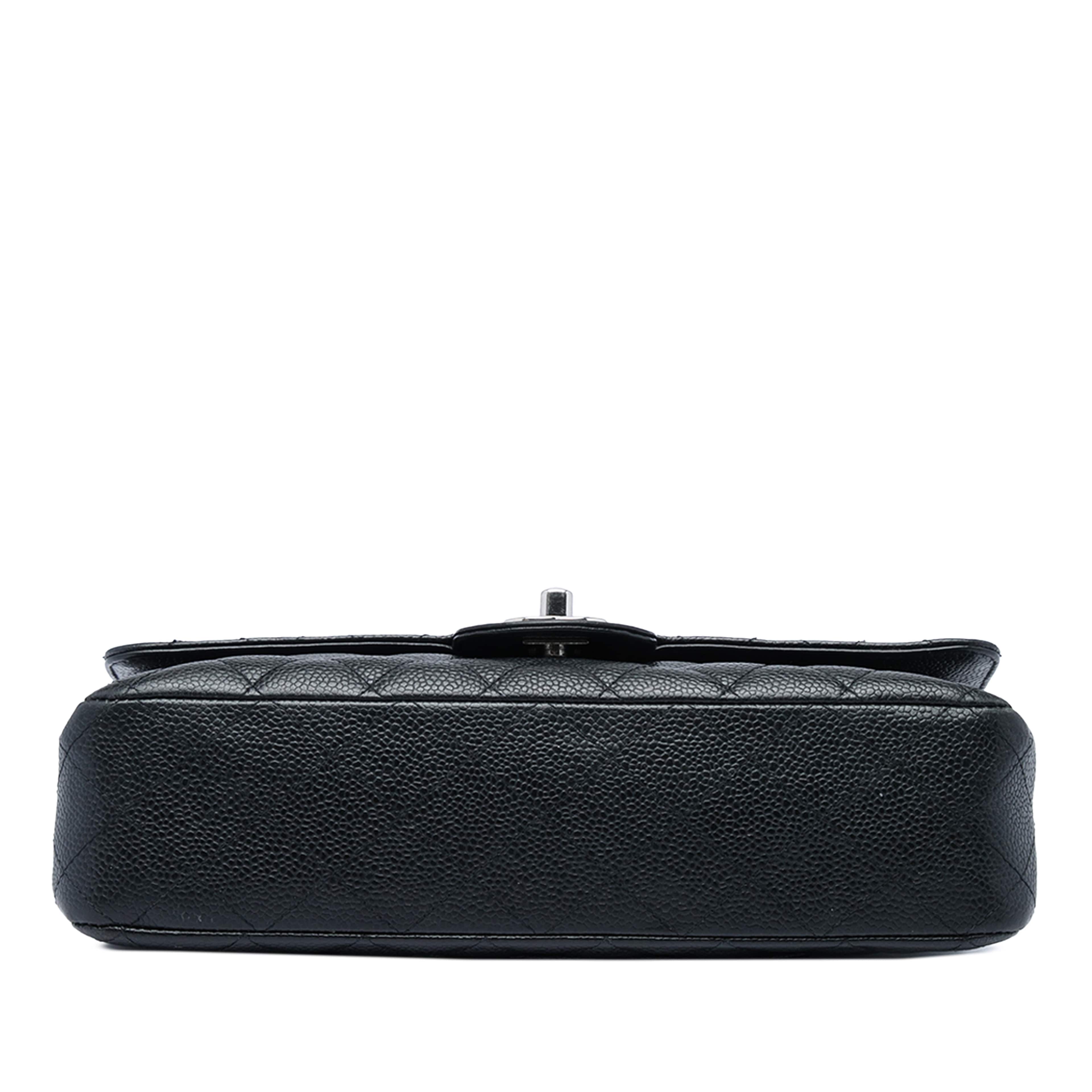 Chanel Medium Classic Caviar Double Flap, från Luxclusif, i färgen svart. Klicka för att öppna bilden i stort format